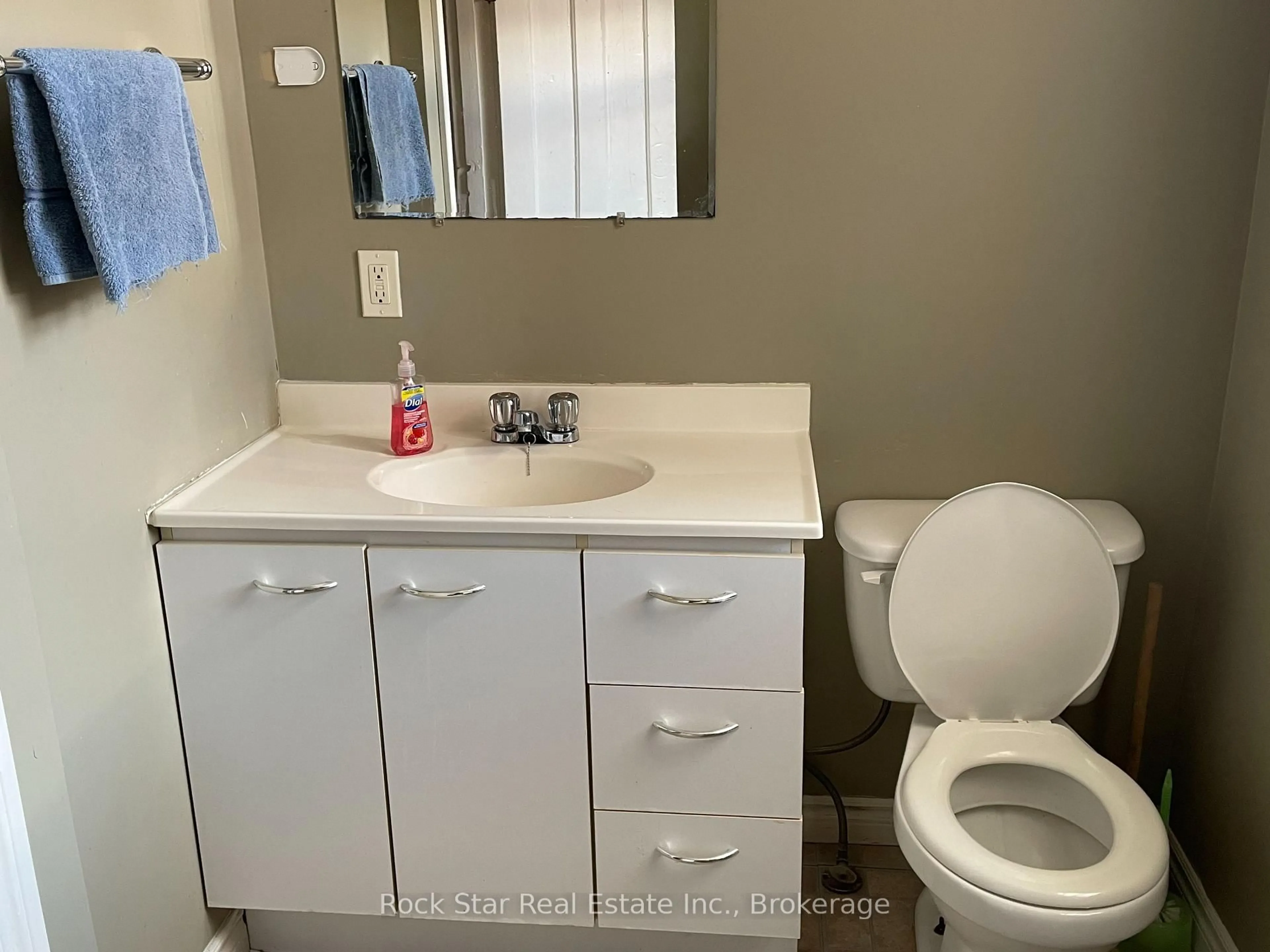 Standard bathroom, unknown for 213 Colborne St, Kingston Ontario K7K 1E4