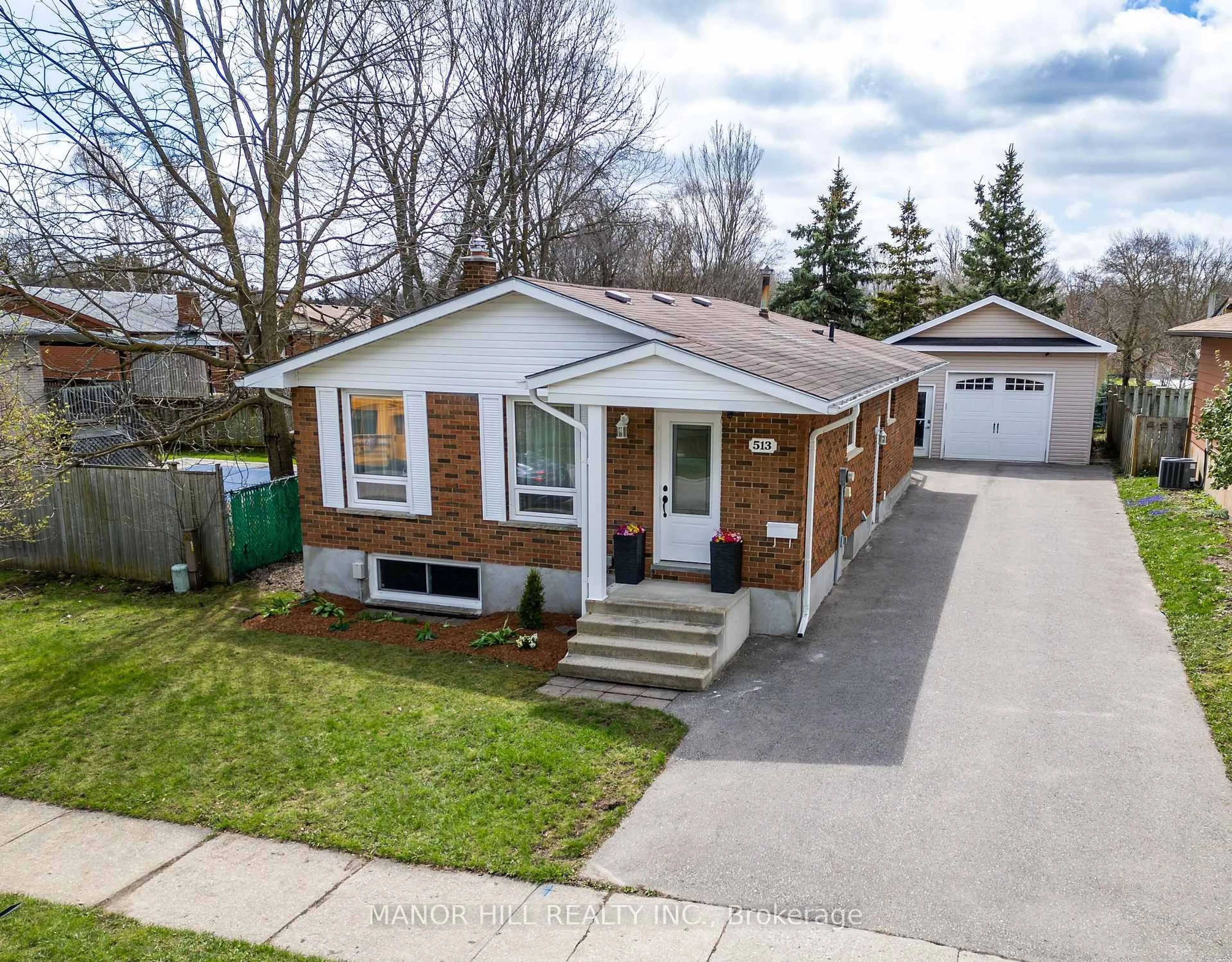 A pic from outside/outdoor area/front of a property/back of a property/a pic from drone, street for 513 Havelock Dr, Waterloo Ontario N2L 4N8