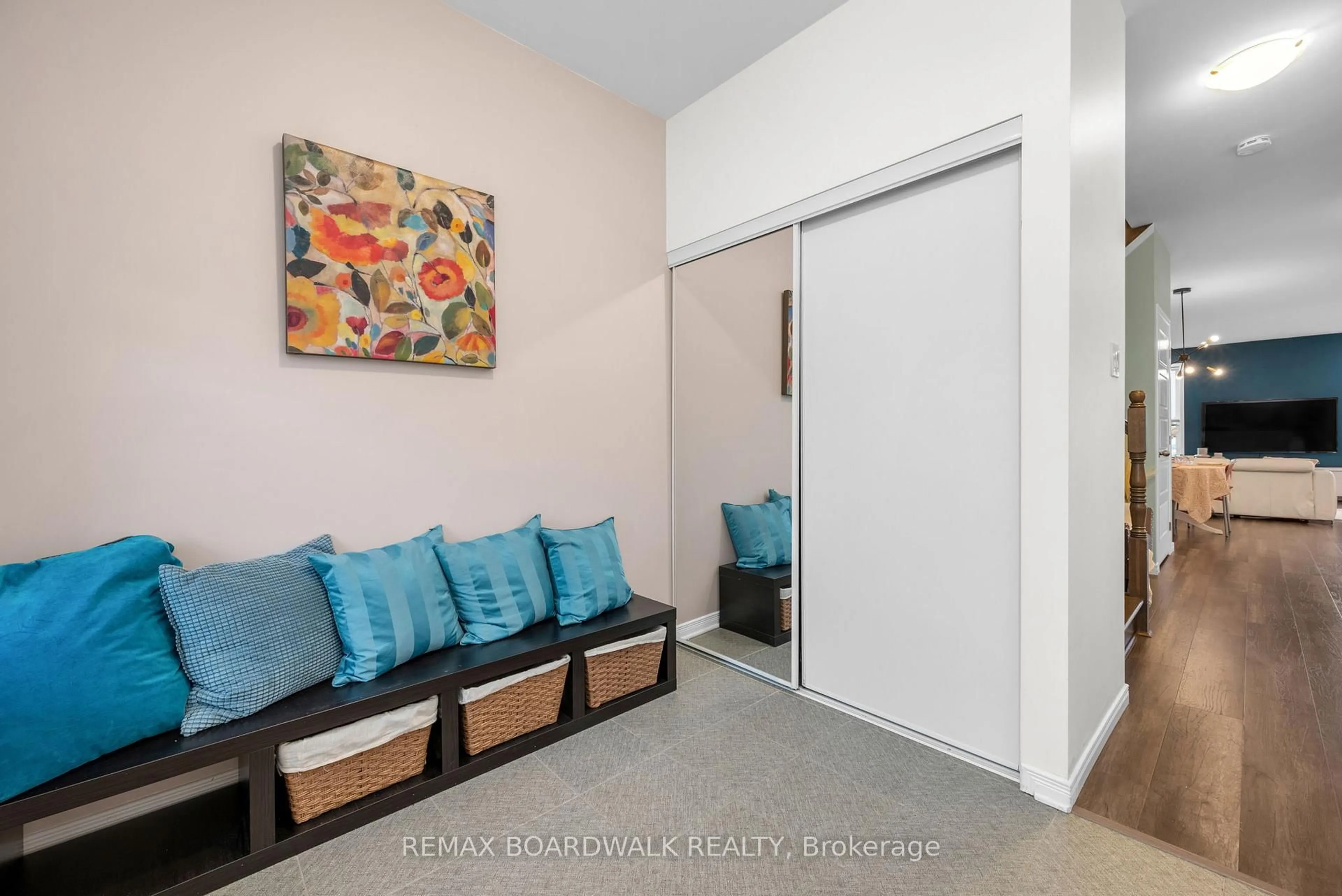 Indoor entryway for 302 Haliburton Hts, Ottawa Ontario K2S 1S3