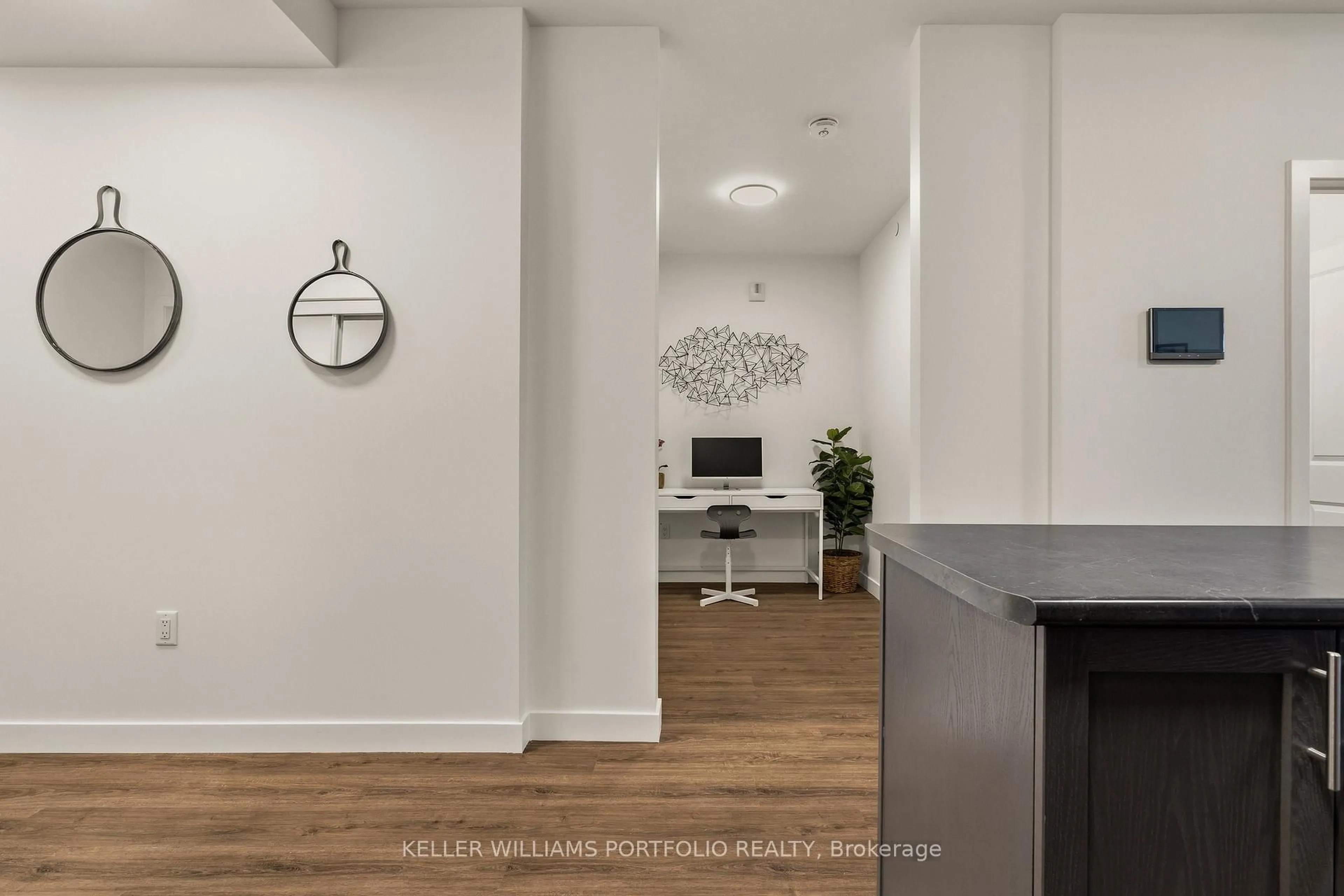 Indoor entryway for 461 Green Rd #1019, Hamilton Ontario L8E 5B4