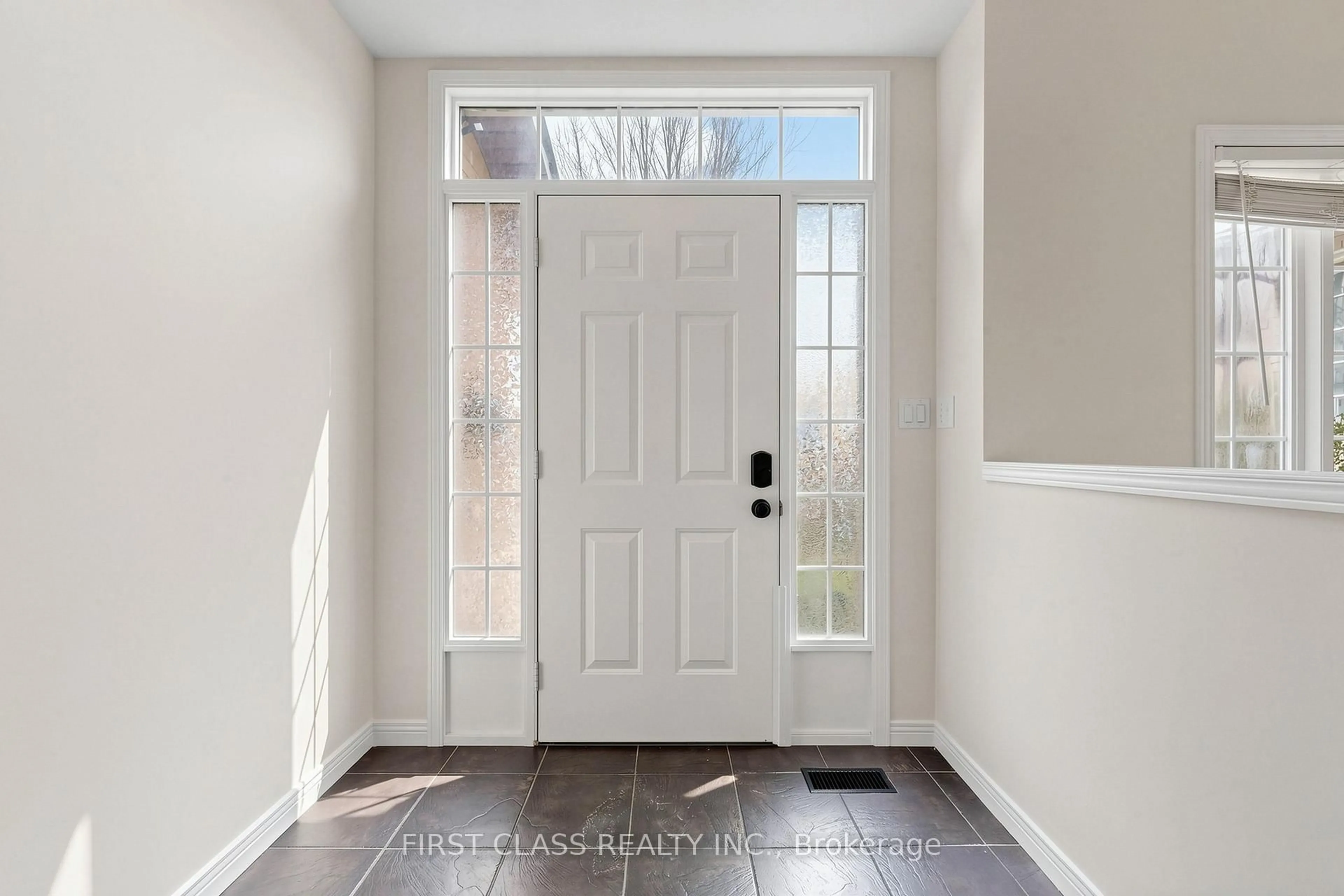 Indoor entryway for 11 Diamond Crt, Hamilton Ontario L9C 7V5