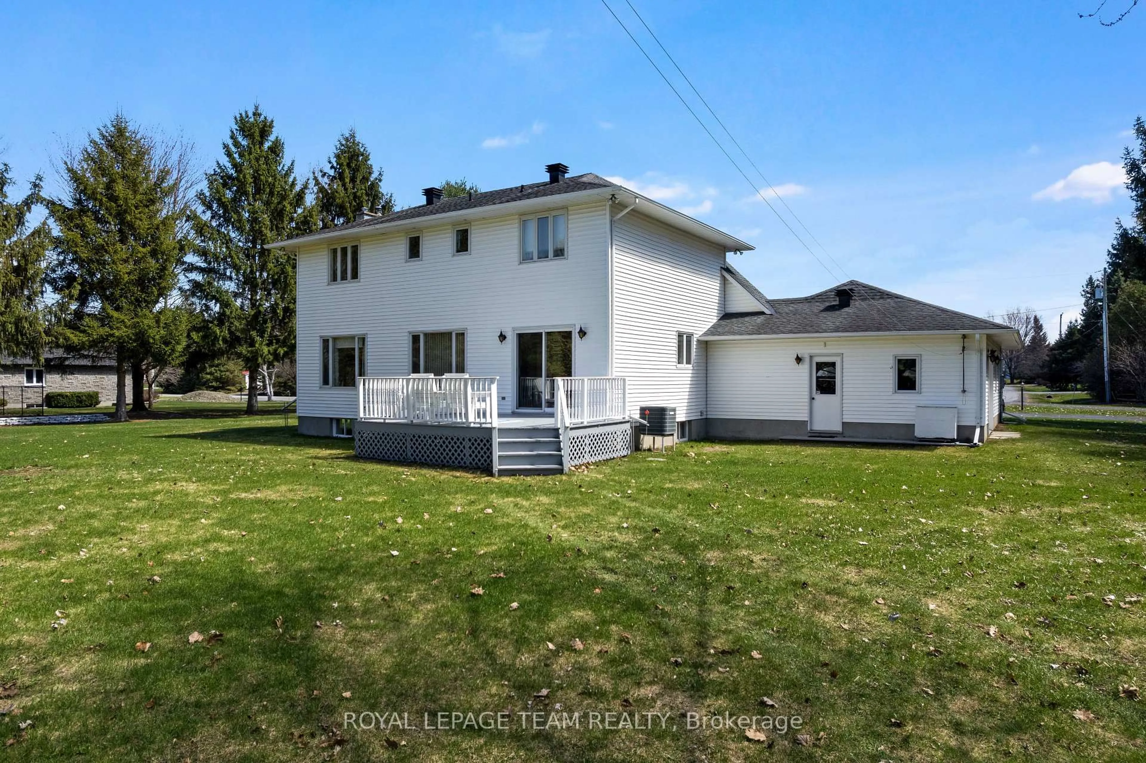 A pic from outside/outdoor area/front of a property/back of a property/a pic from drone, building for 17 MARIC Tr, North Grenville Ontario K0G 1J0