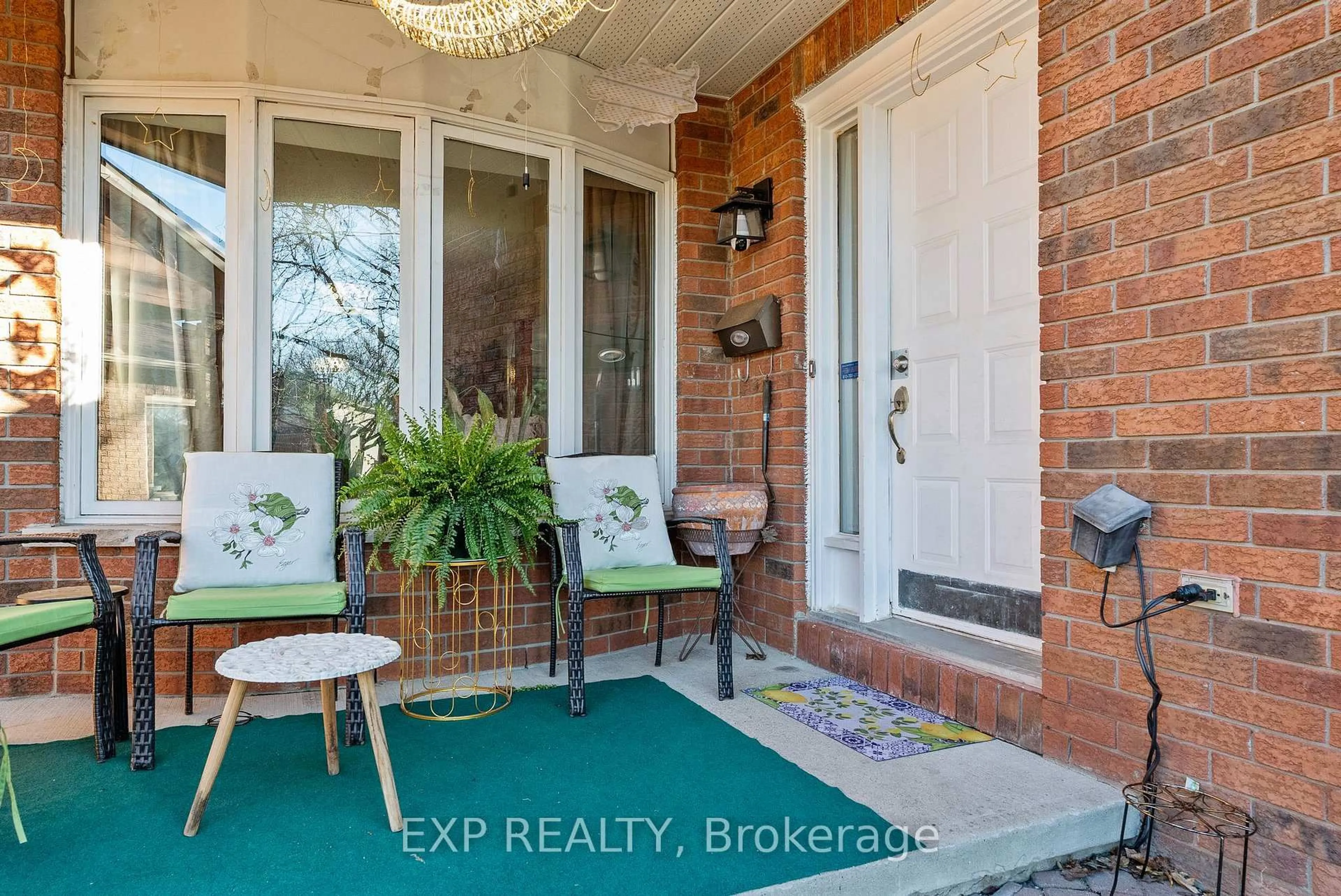 Indoor entryway for 1582 Blohm Dr, Ottawa Ontario K1G 5K4