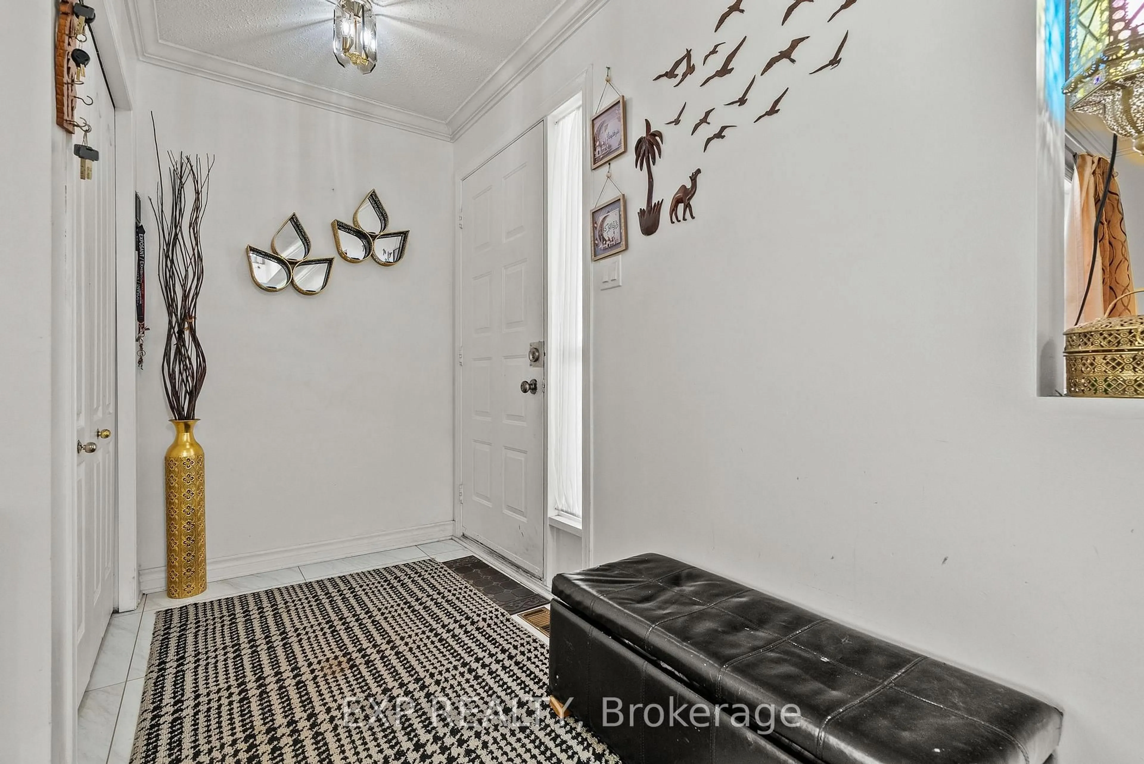 Indoor entryway for 1582 Blohm Dr, Ottawa Ontario K1G 5K4