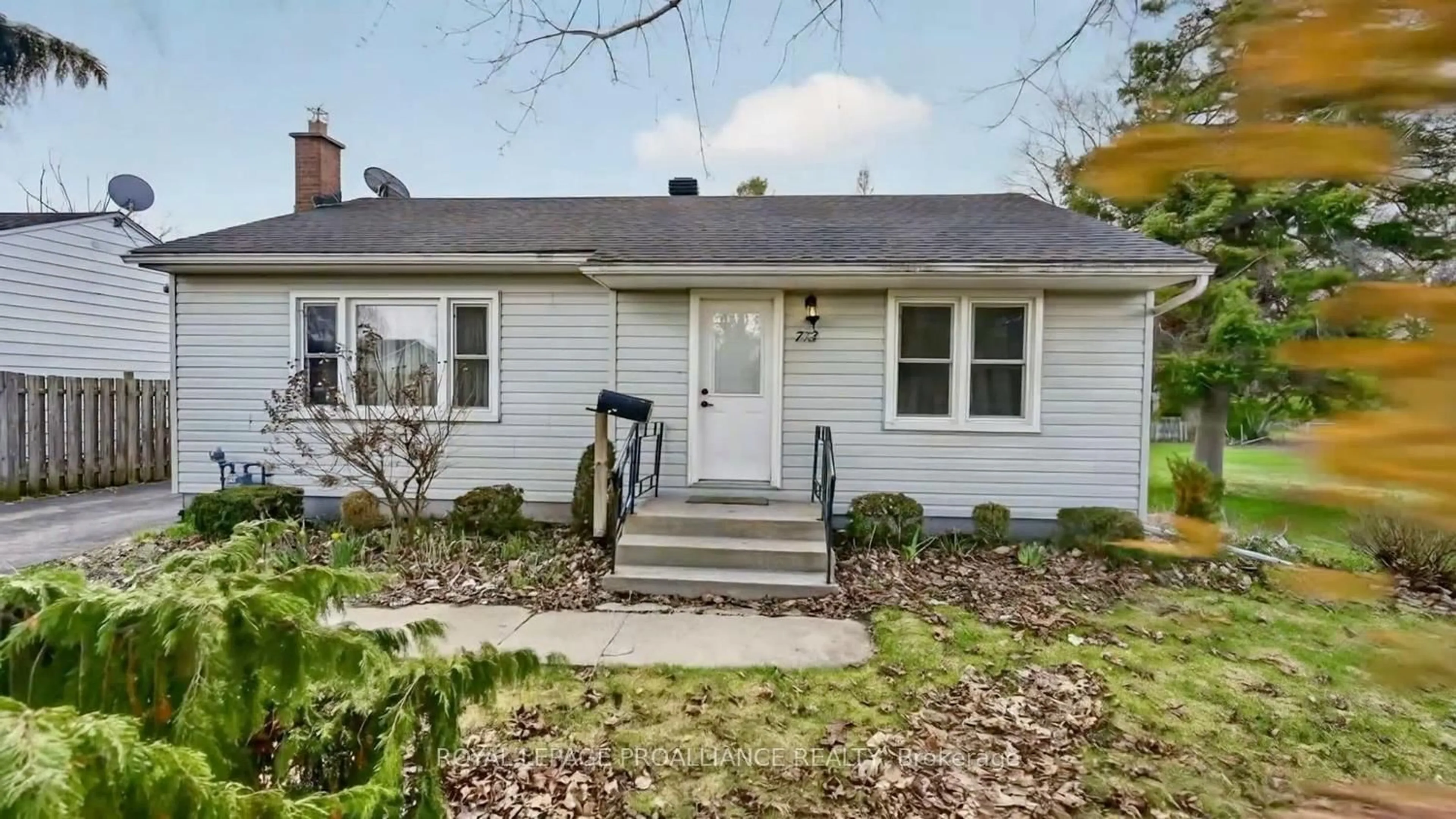 Home with vinyl exterior material, street for 773 Royal Cres, Prescott Ontario K0E 1T0