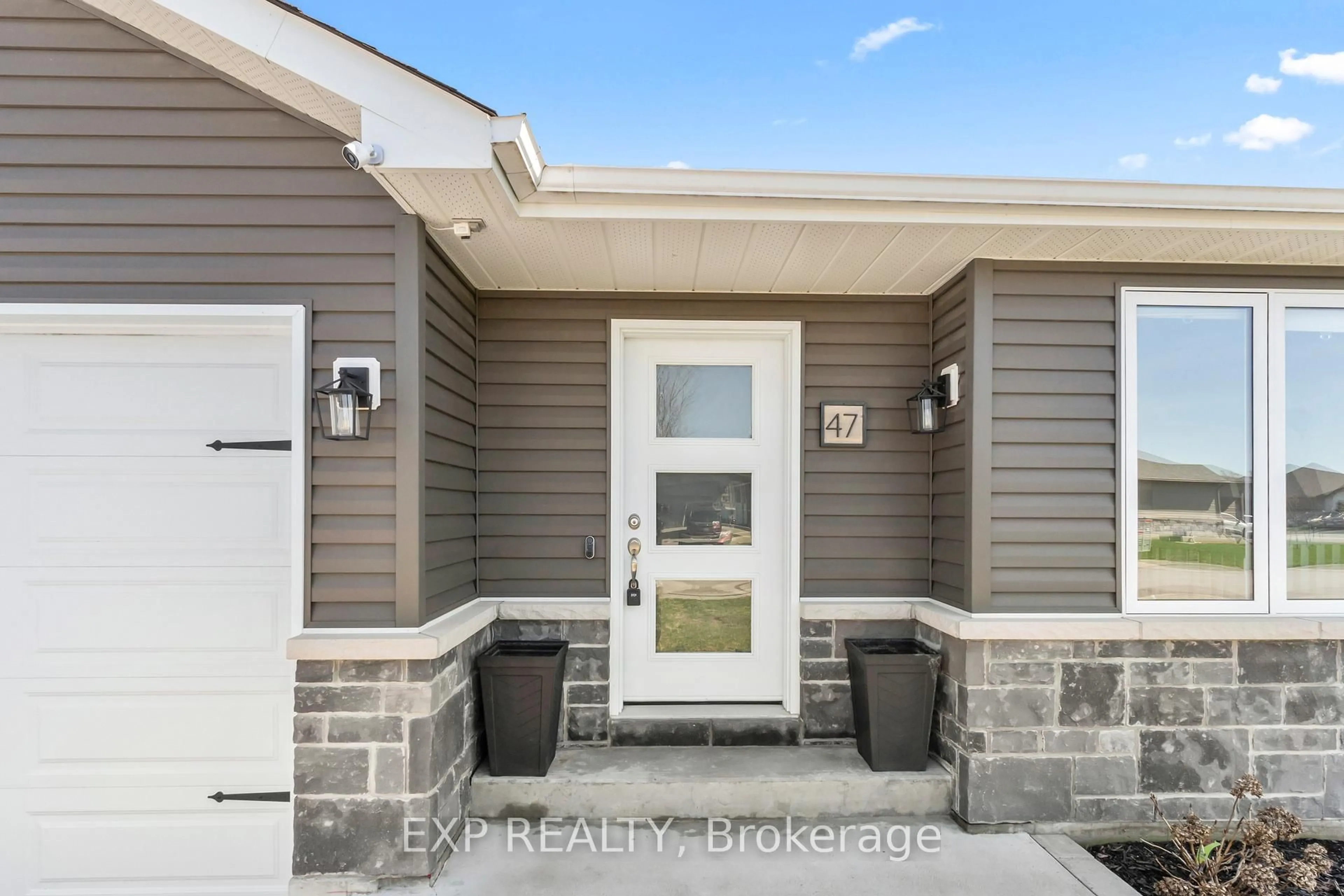 Indoor entryway for 47 Birchmount St, Quinte West Ontario K8V 0C6