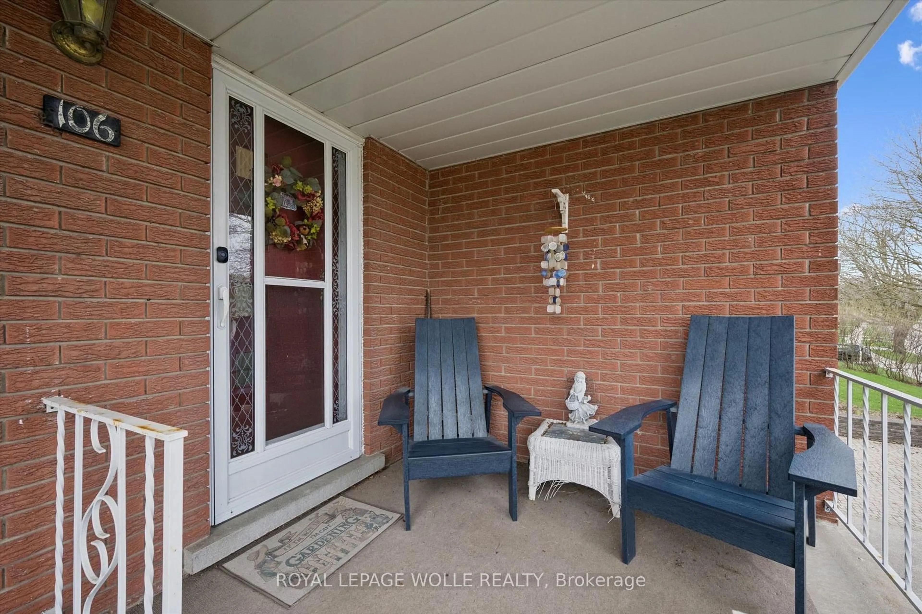 Patio, street for 106 Ruskview Rd, Kitchener Ontario N2M 4S3