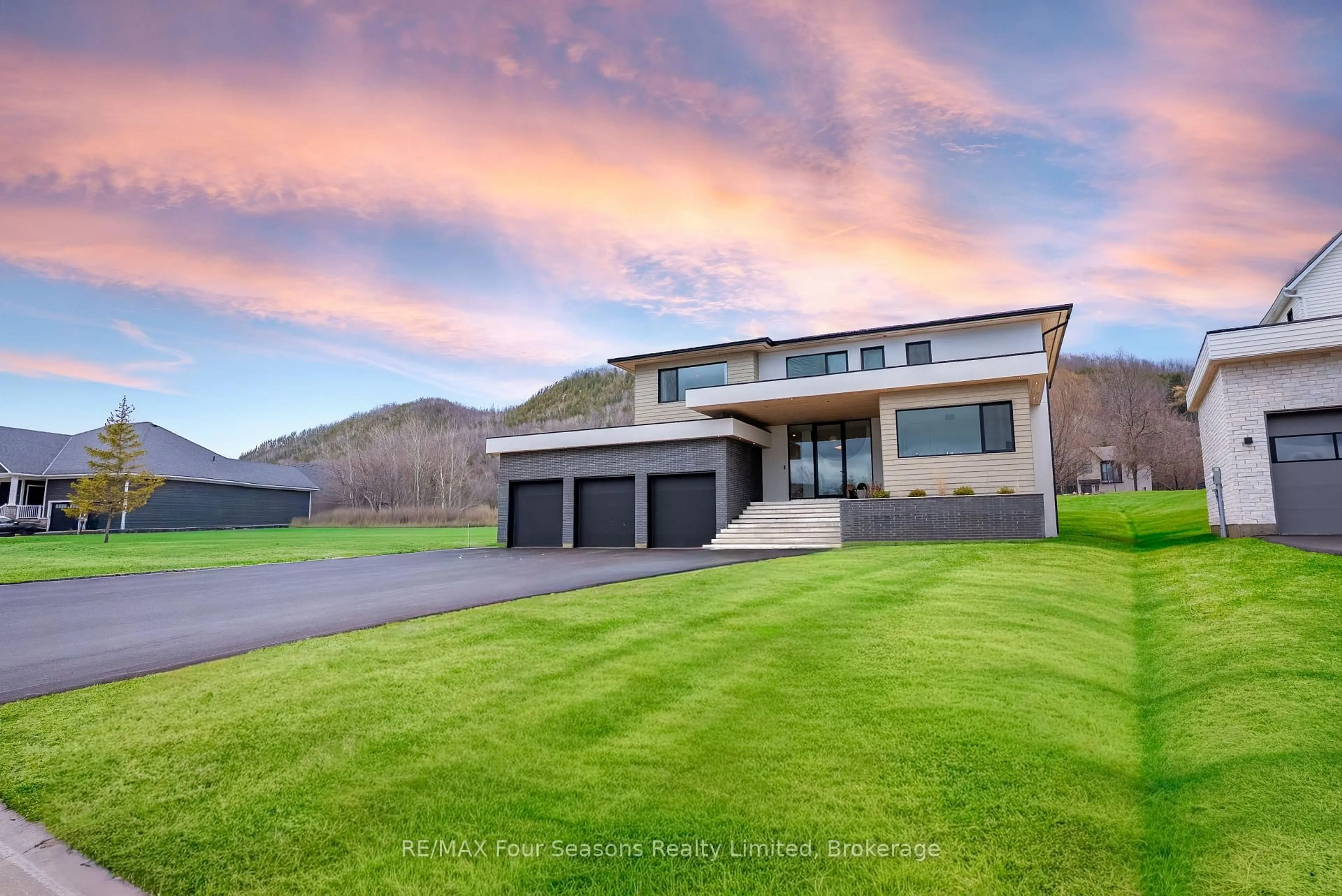 A pic from outside/outdoor area/front of a property/back of a property/a pic from drone, mountain view for 102 Barton Blvd, Blue Mountains Ontario N0H 1J0