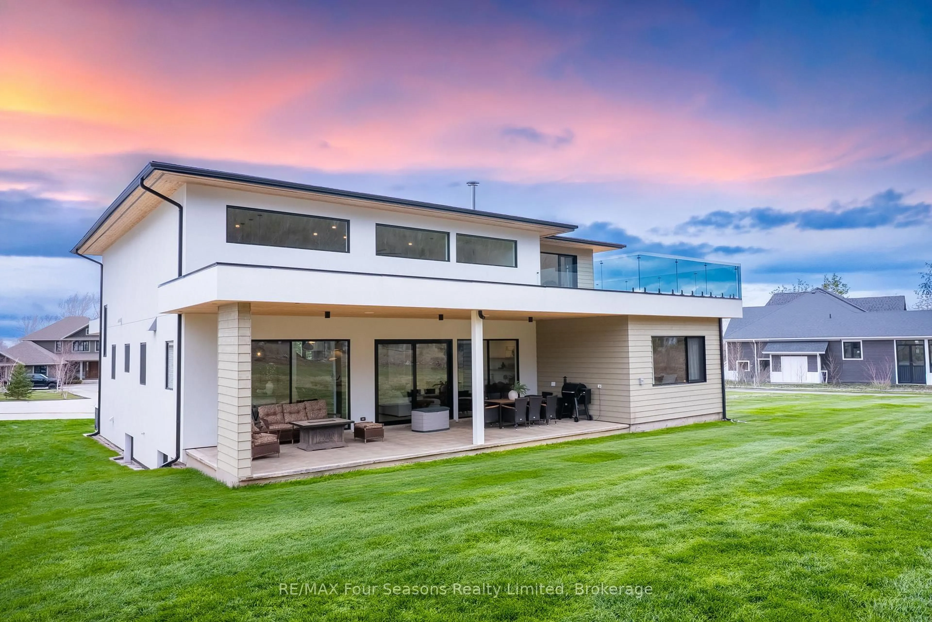 Home with vinyl exterior material, building for 102 Barton Blvd, Blue Mountains Ontario N0H 1J0