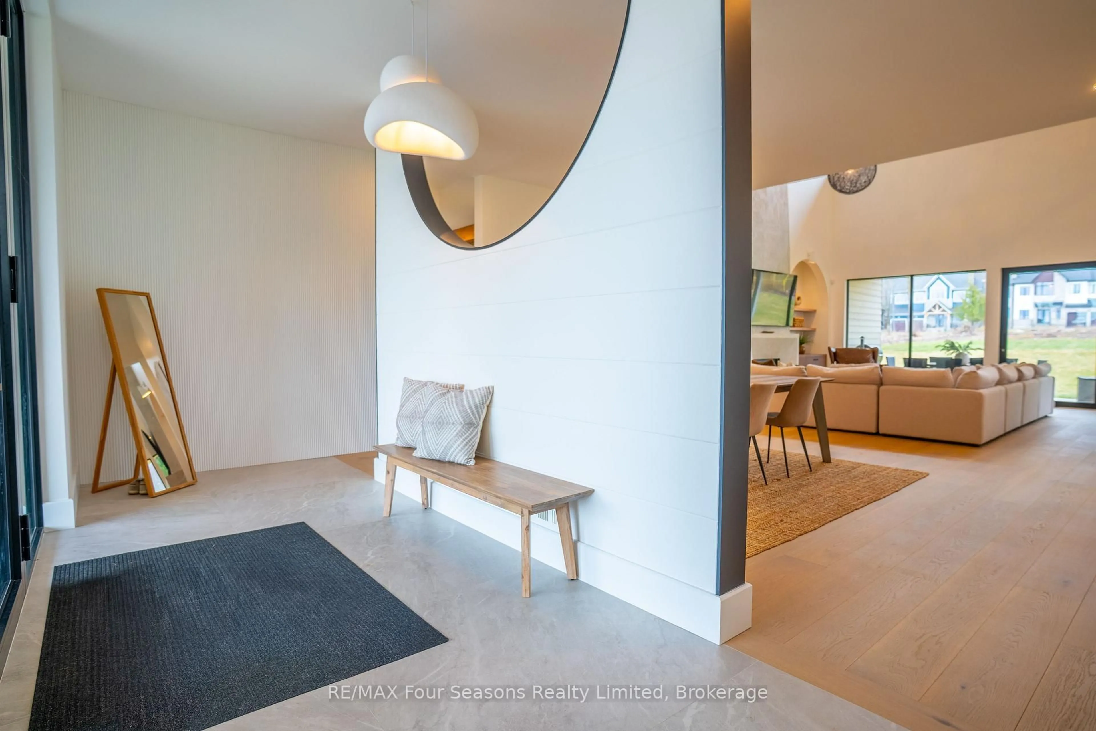 Indoor foyer for 102 Barton Blvd, Blue Mountains Ontario N0H 1J0