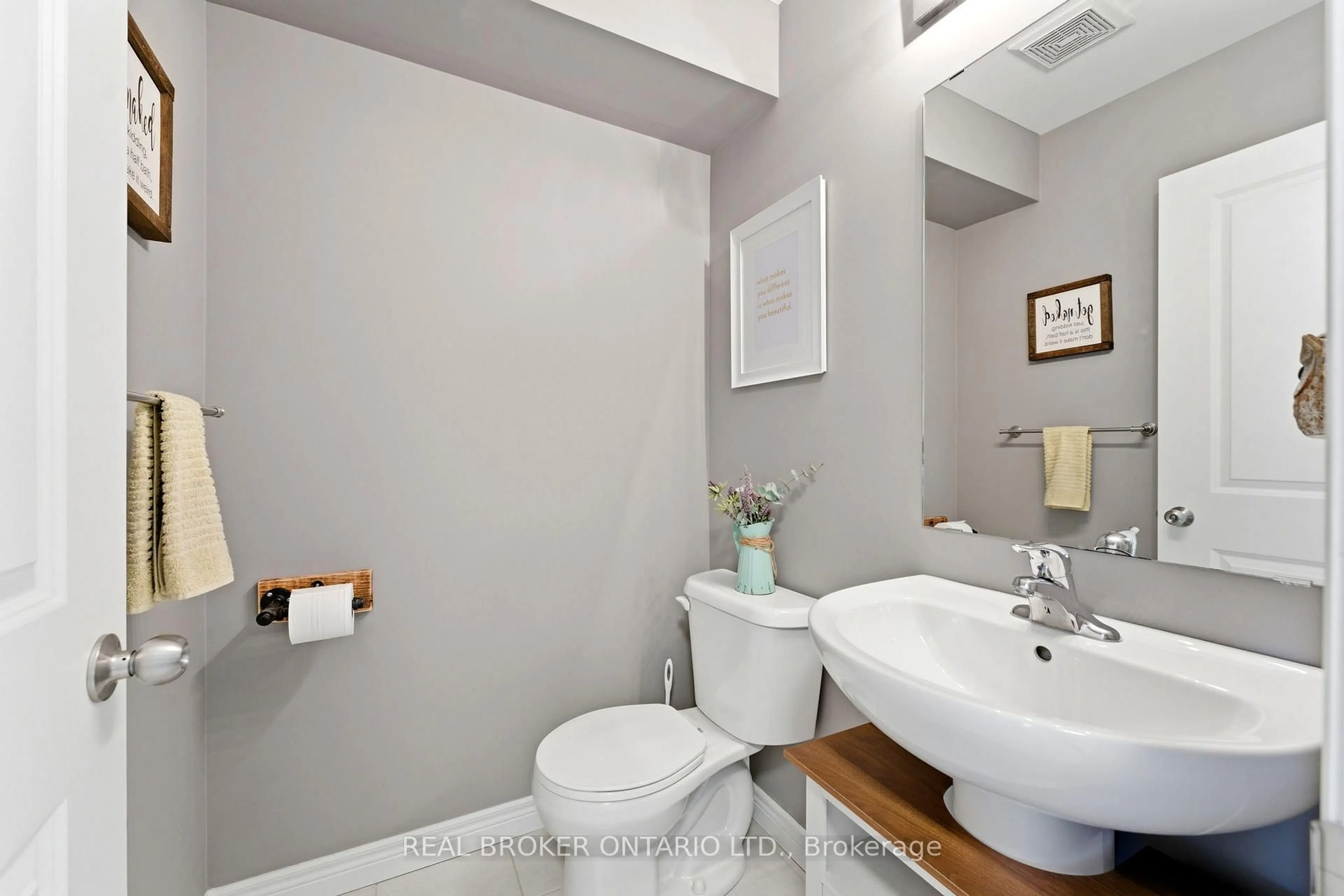 Standard bathroom, ceramic/tile floor for 6 Freer Dr, North Dumfries Ontario N0B 1E0