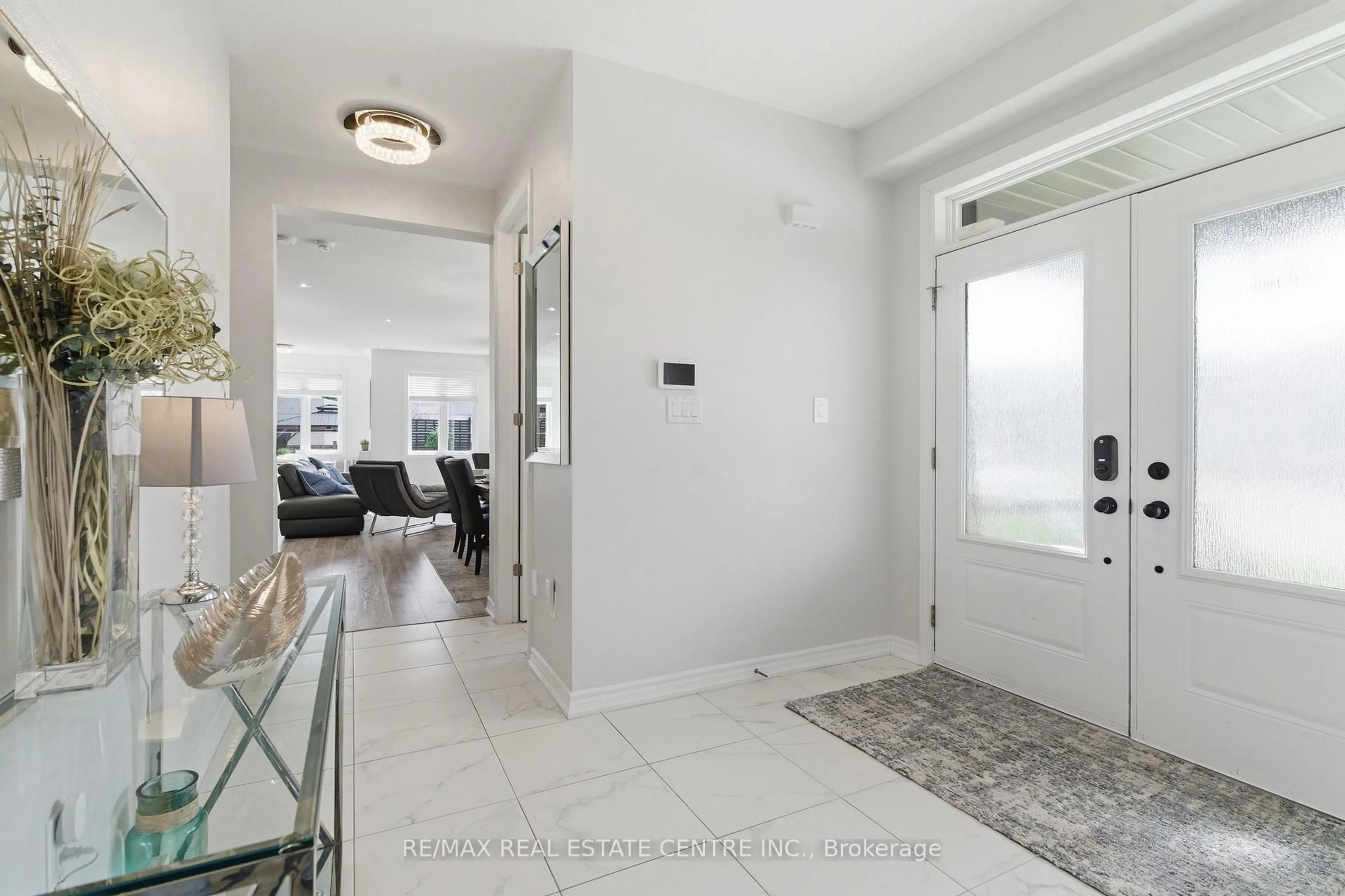 Indoor entryway for 27 Gibbs Way, Centre Wellington Ontario N1M 0G7