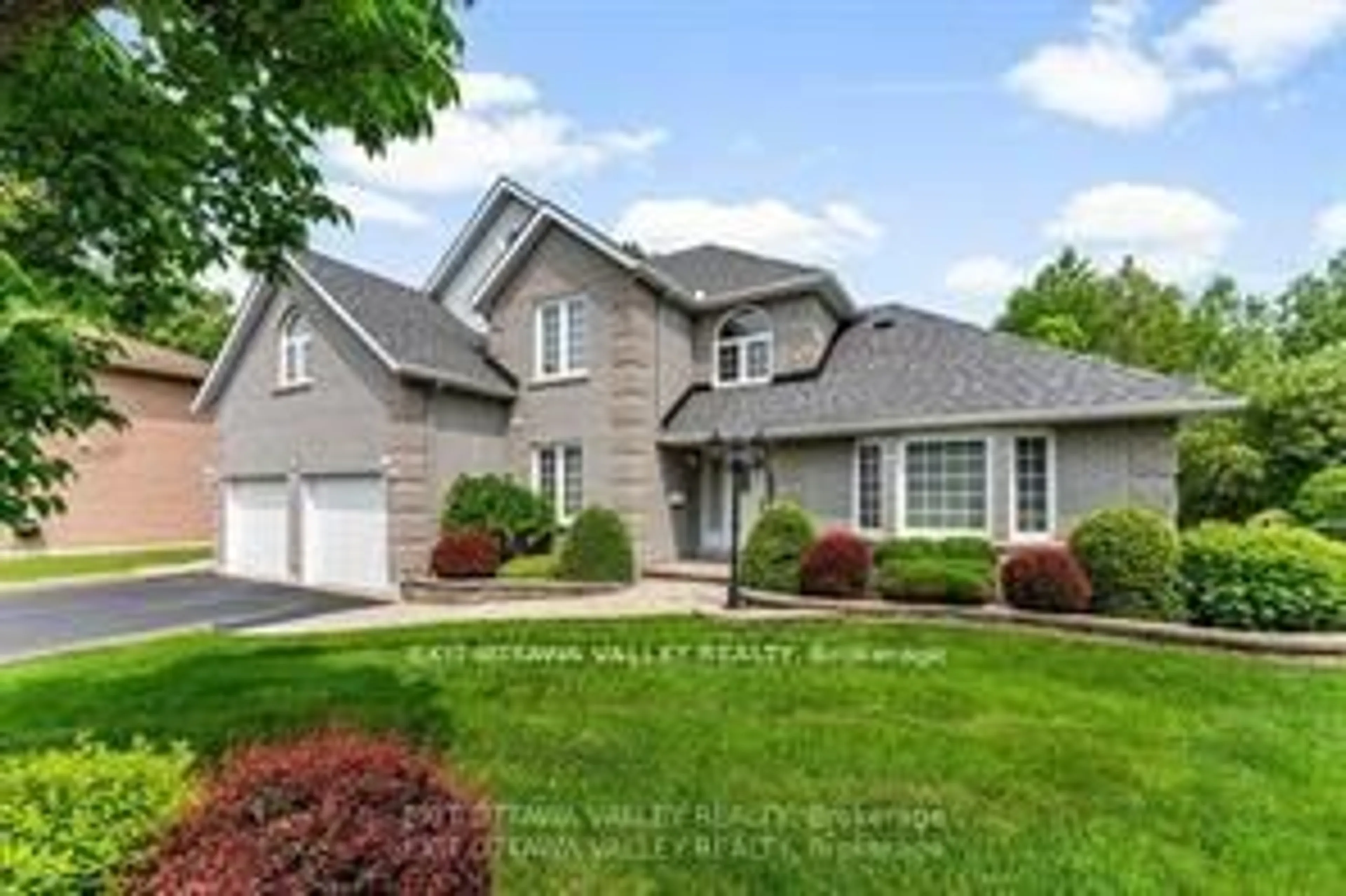 Home with vinyl exterior material, street for 127 Owens St, Pembroke Ontario K8A 8K1