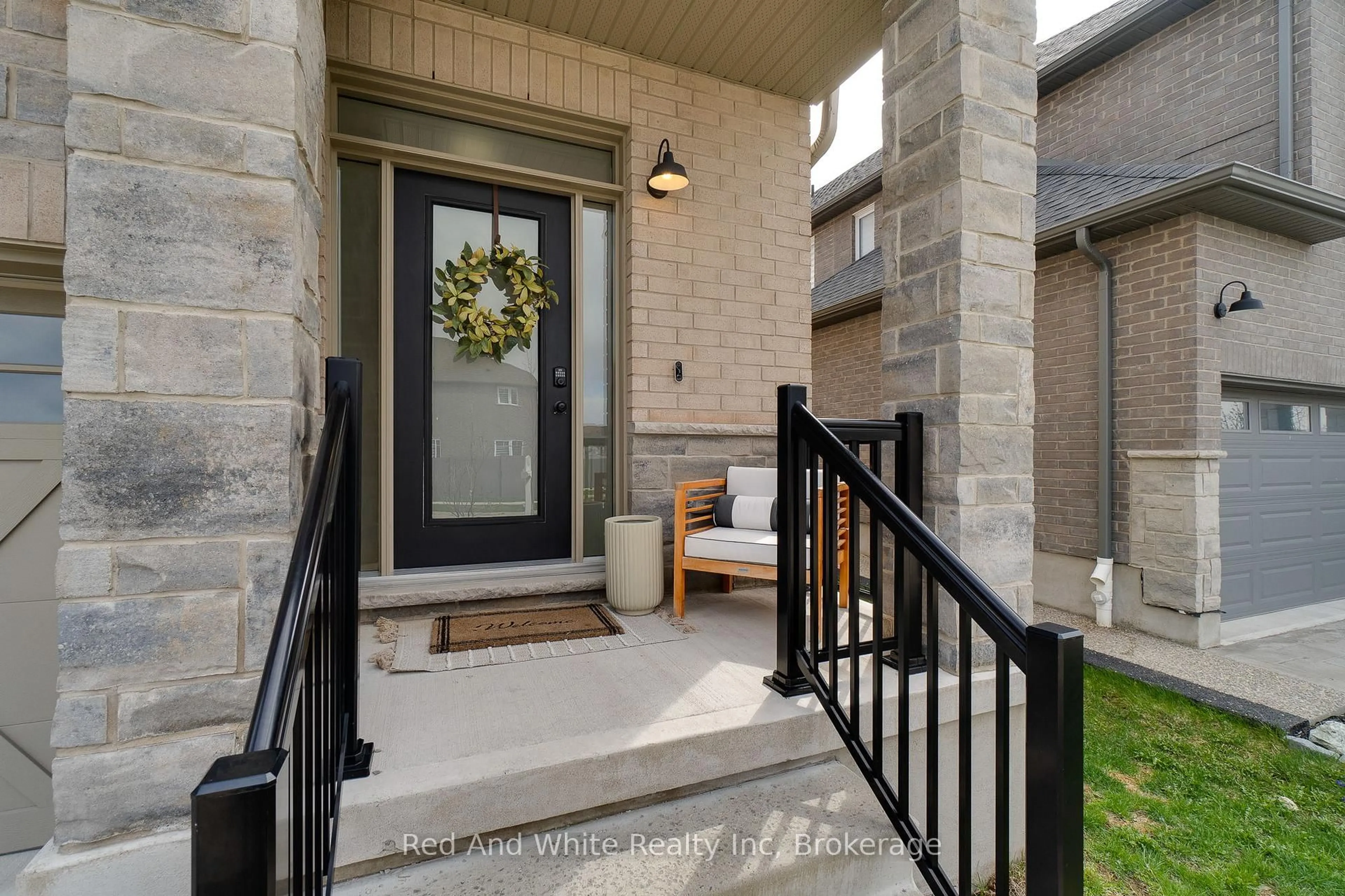 Indoor entryway for 126 Forest Creek Dr, Kitchener Ontario N2R 0M1