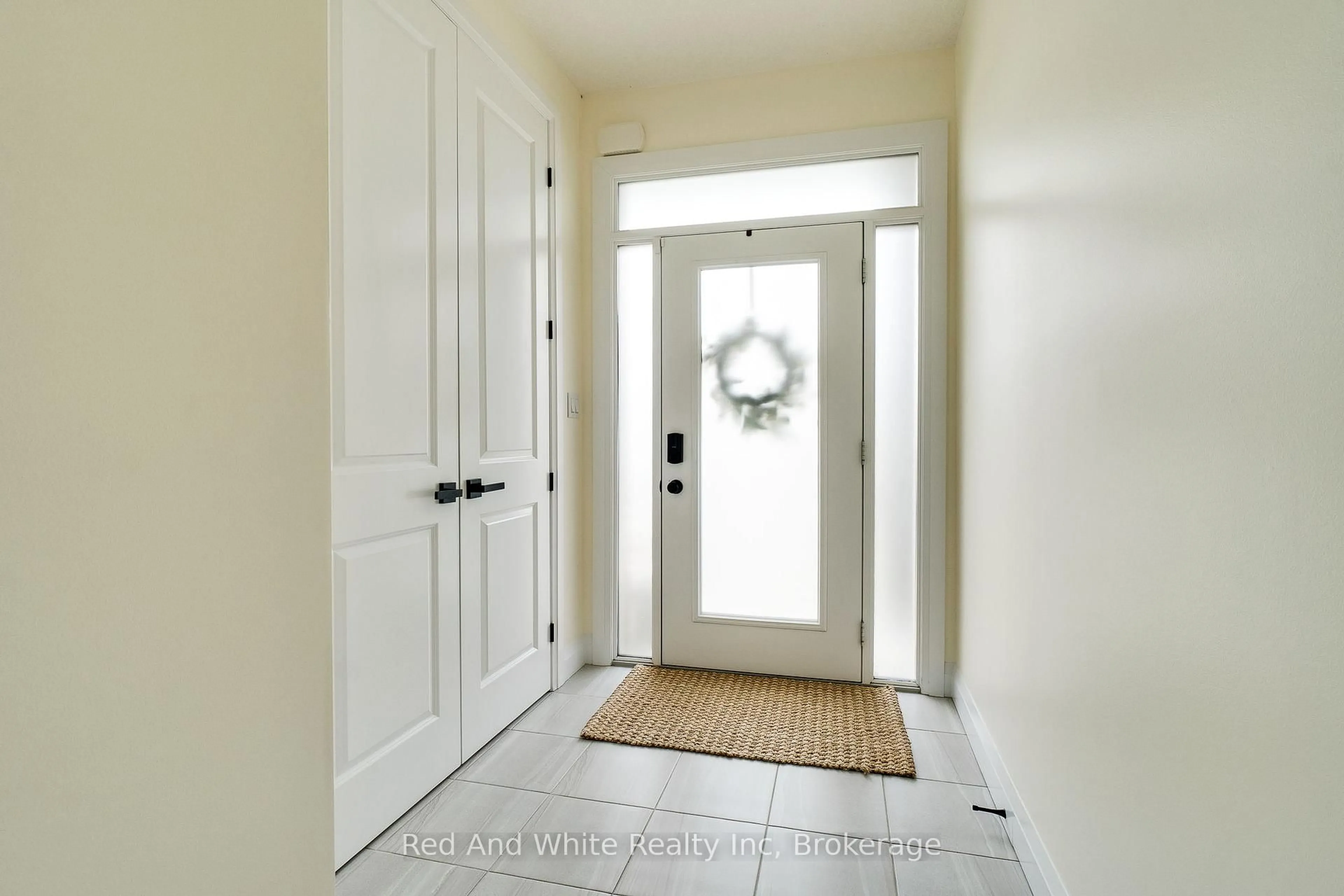 Indoor entryway for 126 Forest Creek Dr, Kitchener Ontario N2R 0M1