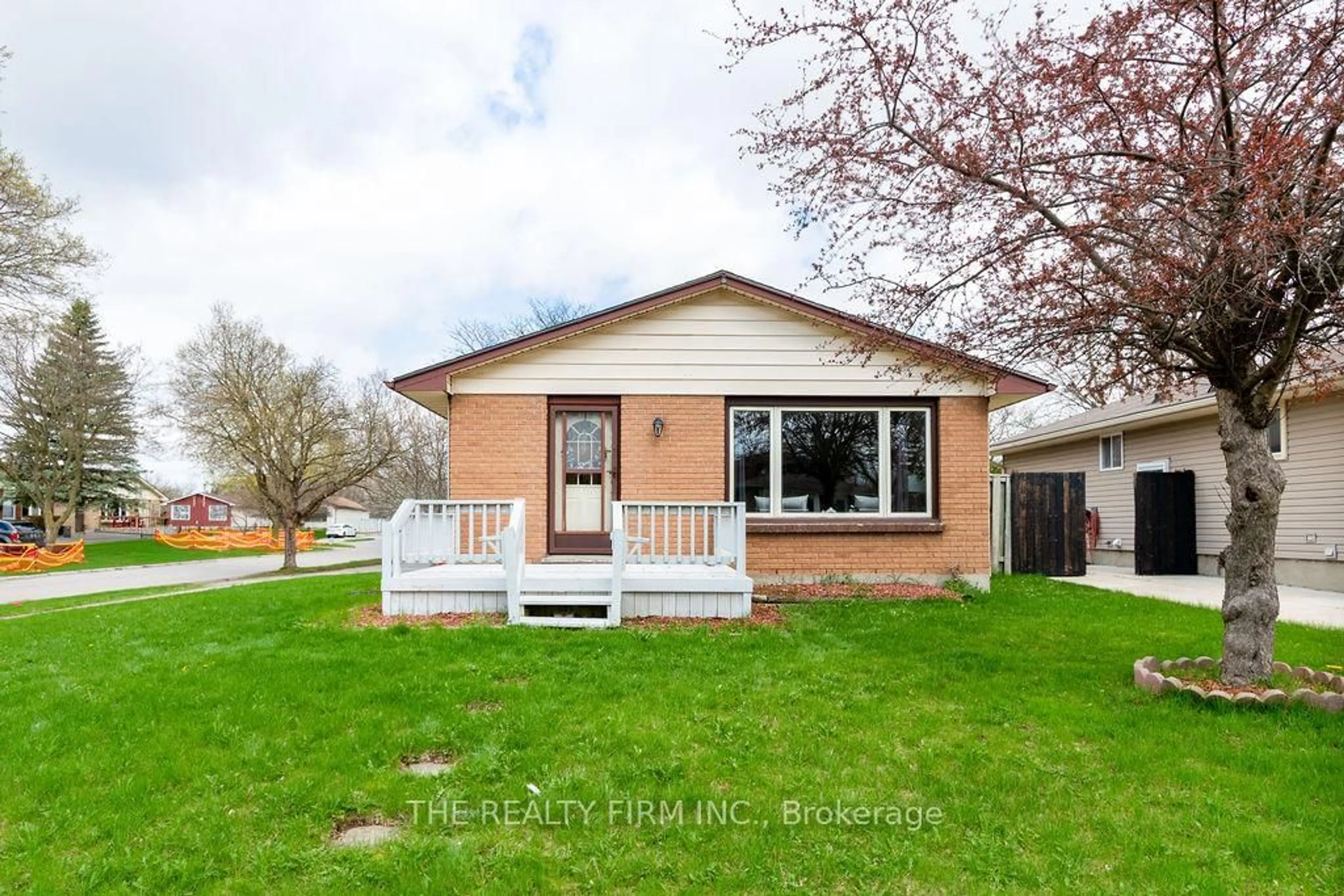 Home with vinyl exterior material, street for 10 Stroud Cres, London South Ontario N6E 1Z6