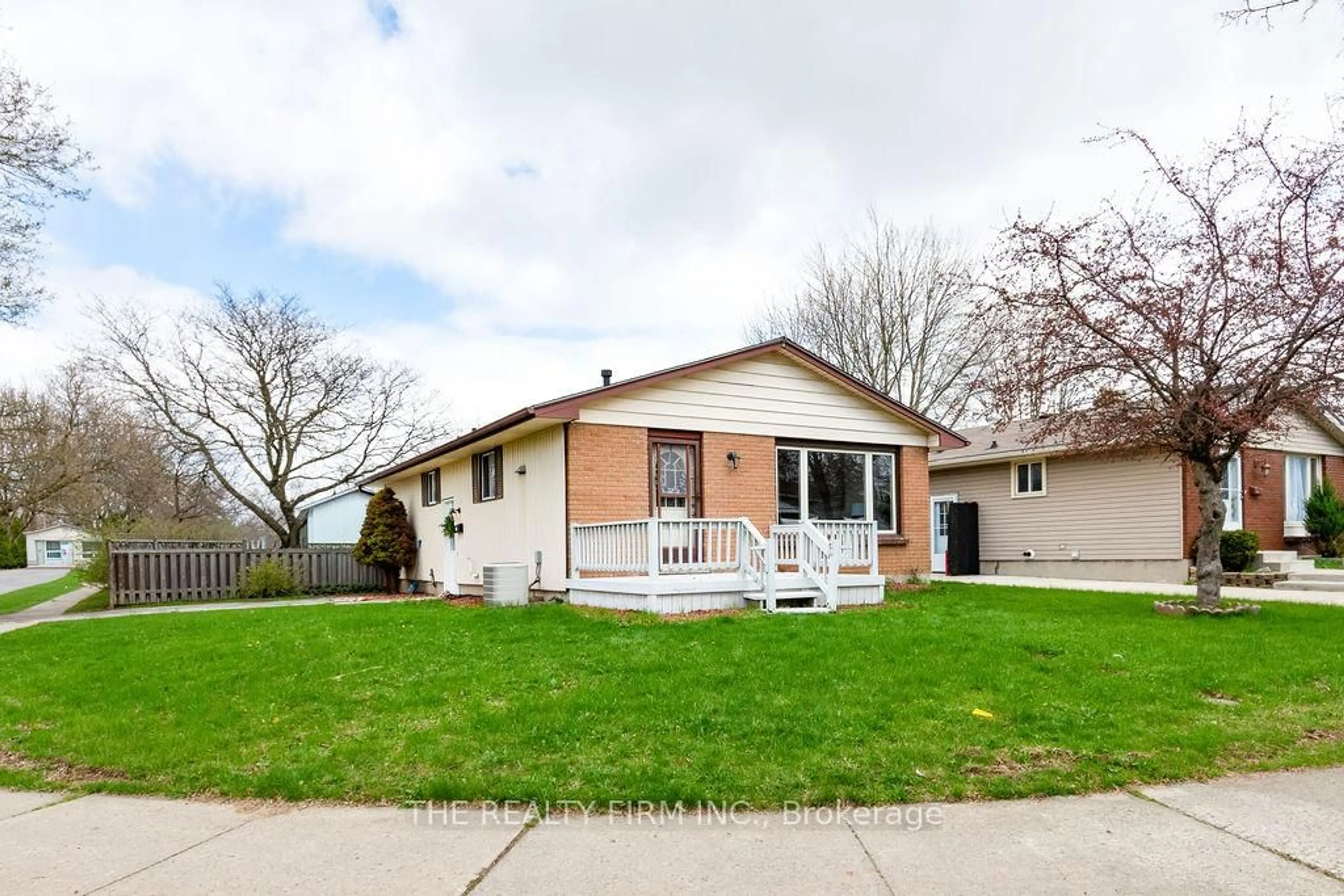 Home with vinyl exterior material, street for 10 Stroud Cres, London South Ontario N6E 1Z6
