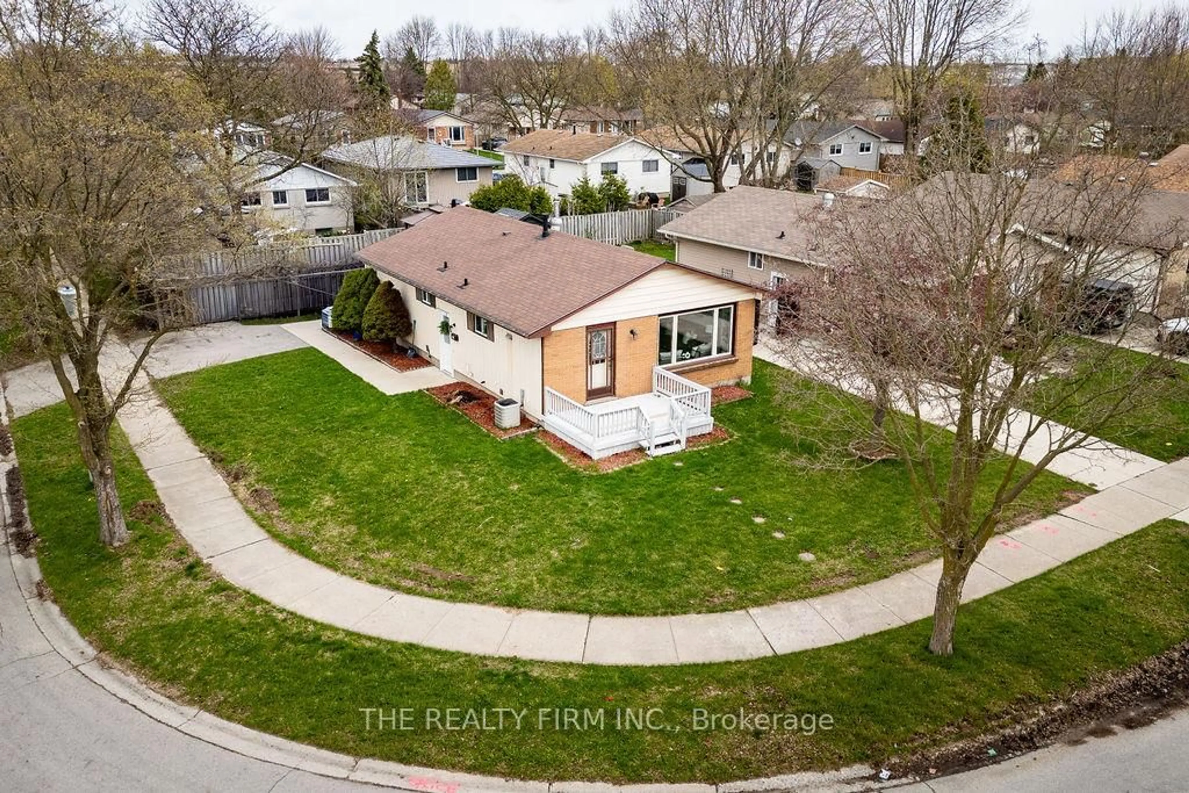 A pic from outside/outdoor area/front of a property/back of a property/a pic from drone, street for 10 Stroud Cres, London South Ontario N6E 1Z6