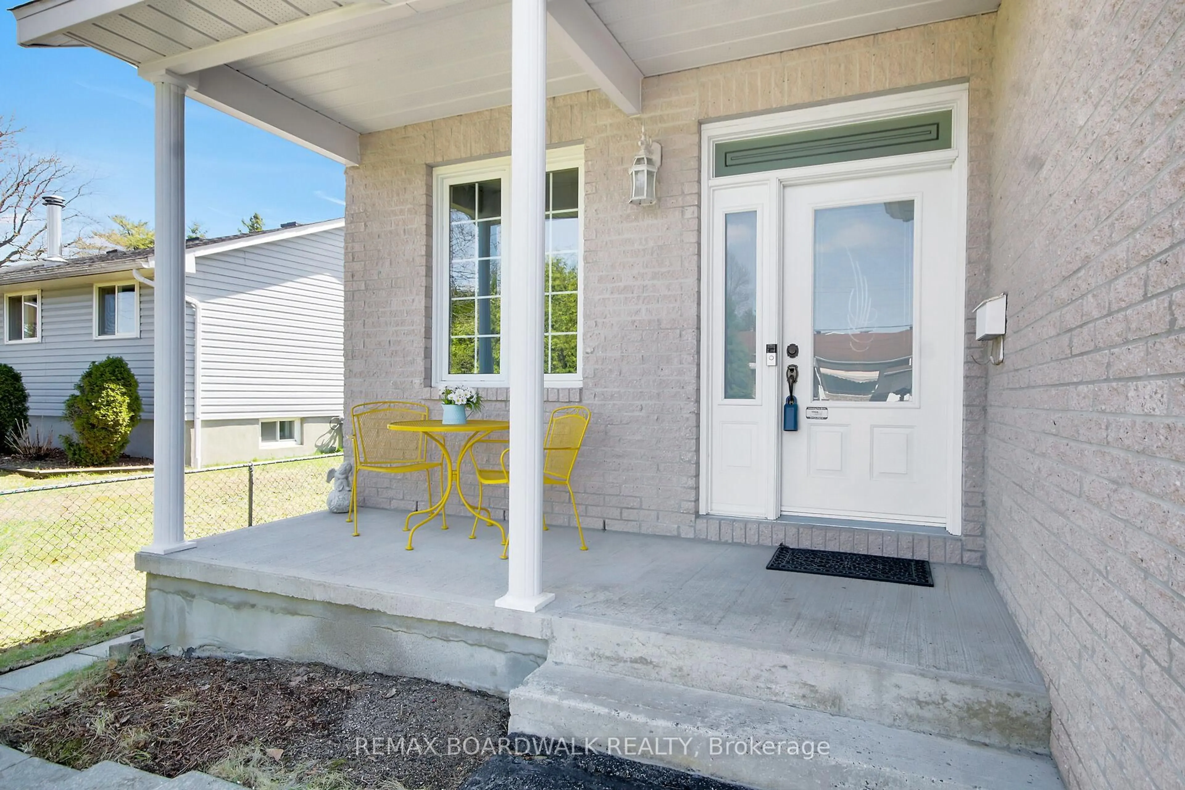Indoor entryway for 6658 Benoit St, Orleans Ontario K1C 1J6