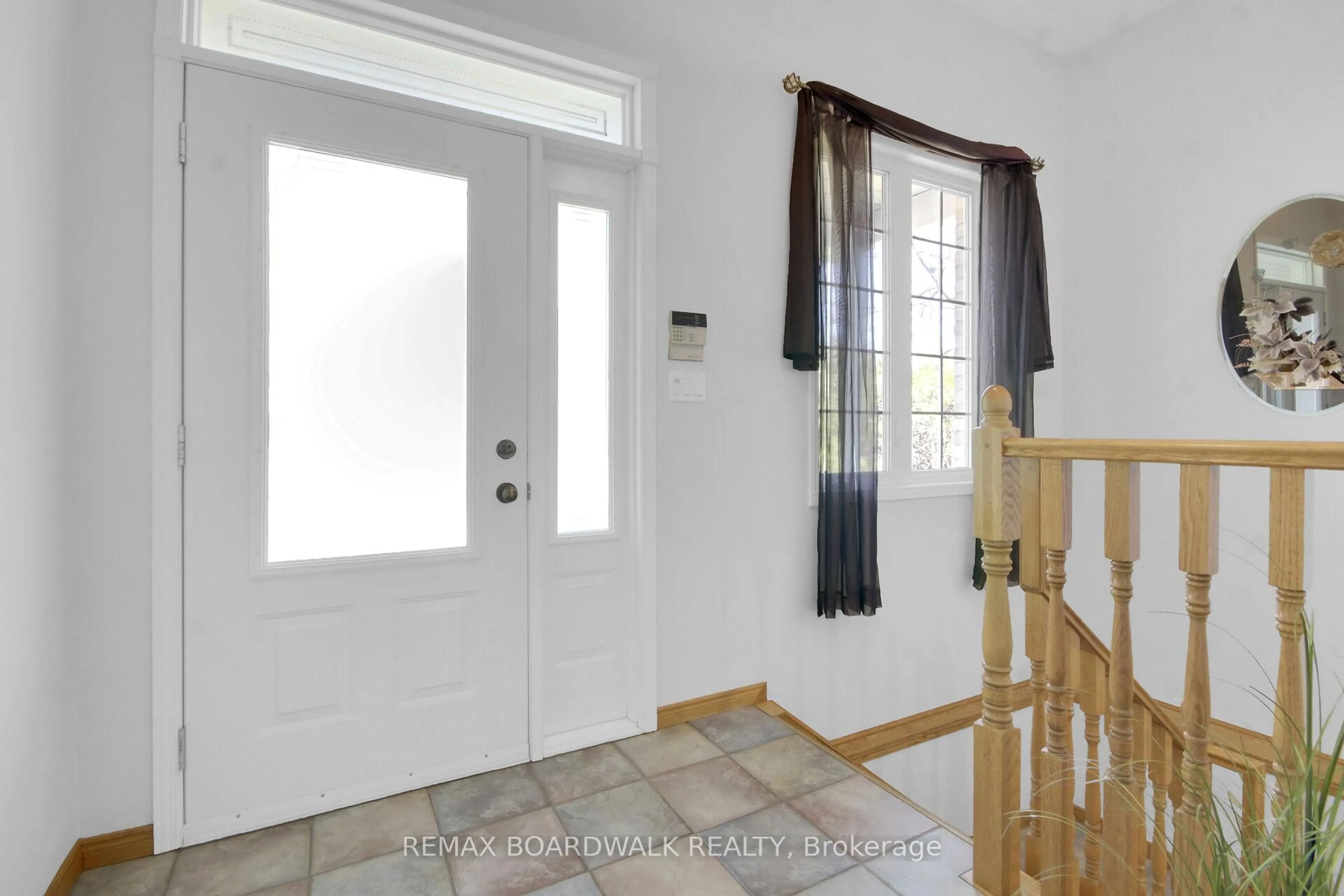 Indoor entryway for 6658 Benoit St, Orleans Ontario K1C 1J6