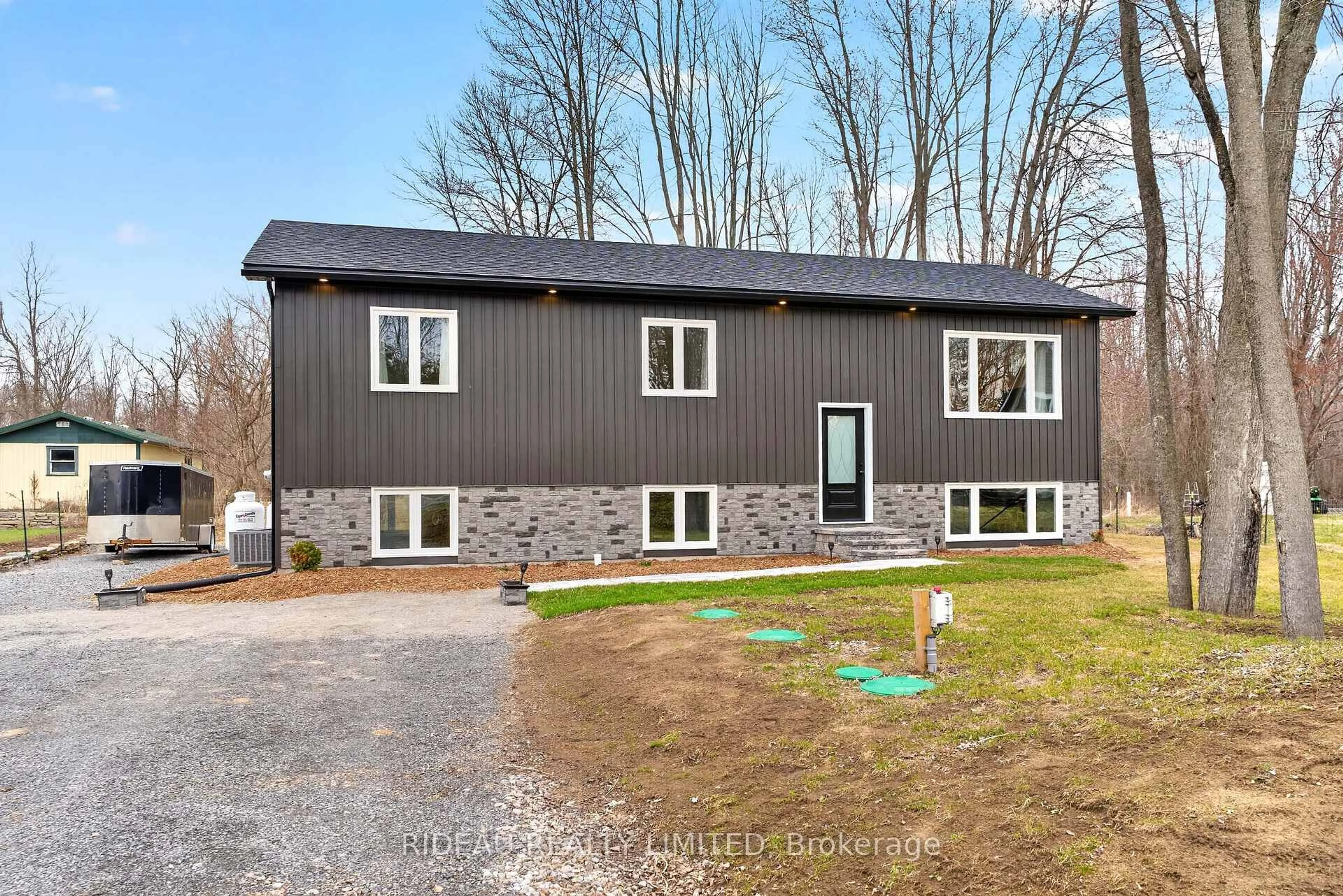 Home with vinyl exterior material, unknown for 7 Brock St, Rideau Lakes Ontario K0G 1P0