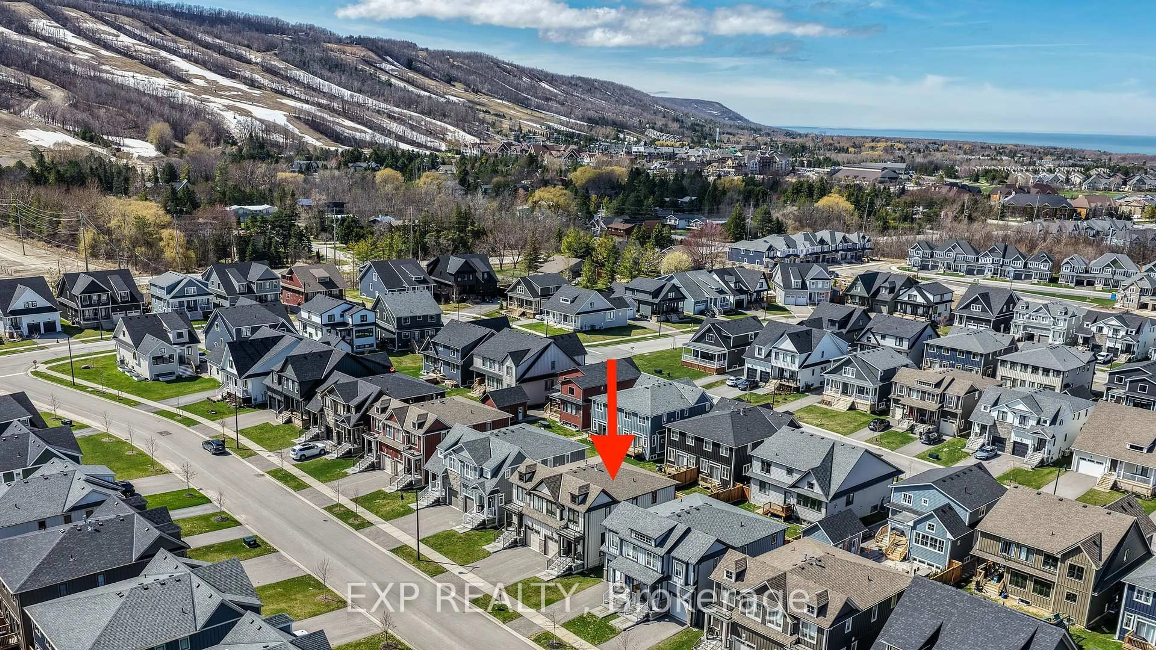 A pic from outside/outdoor area/front of a property/back of a property/a pic from drone, street for 142 SYCAMORE St, Blue Mountains Ontario L9Y 4E2