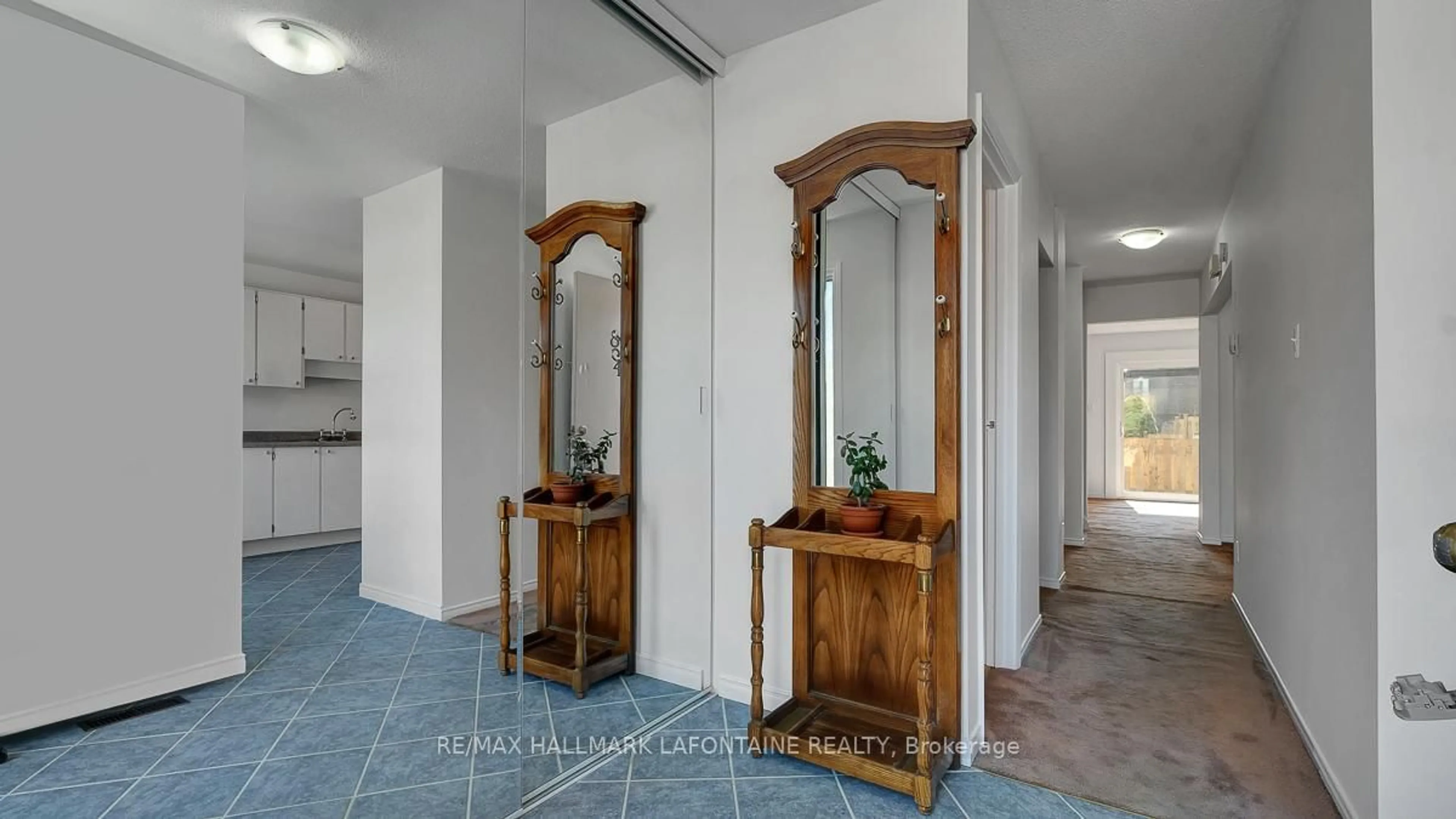 Indoor foyer for 890 Cahill Dr #46, Ottawa Ontario K1V 9A4