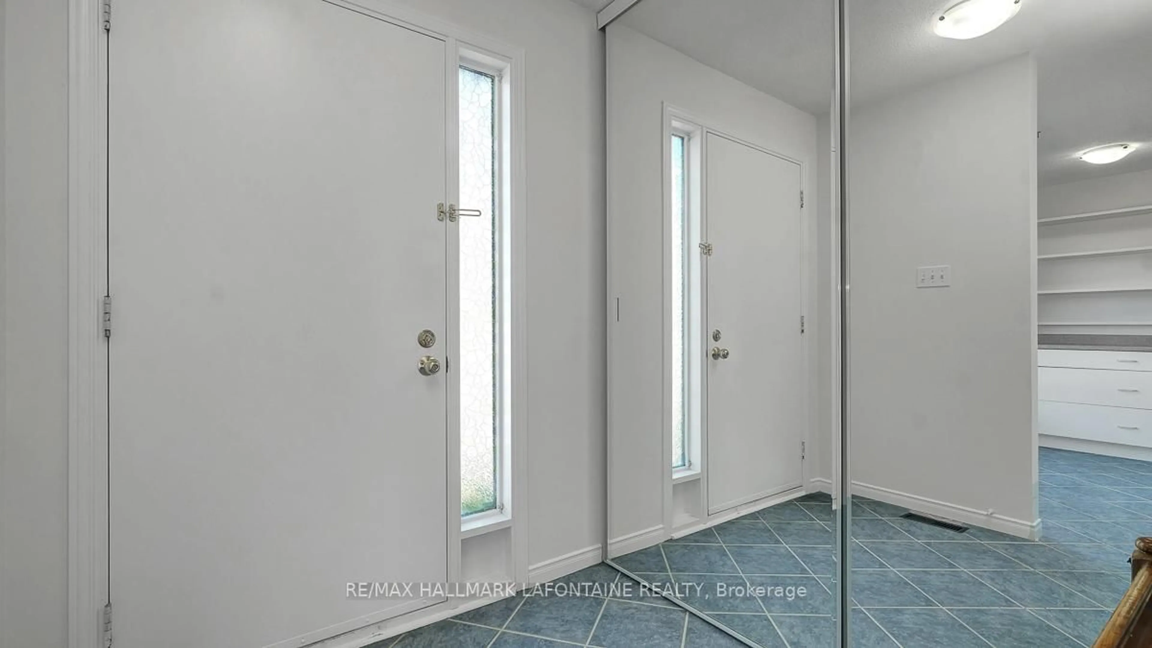 Indoor entryway for 890 Cahill Dr #46, Ottawa Ontario K1V 9A4