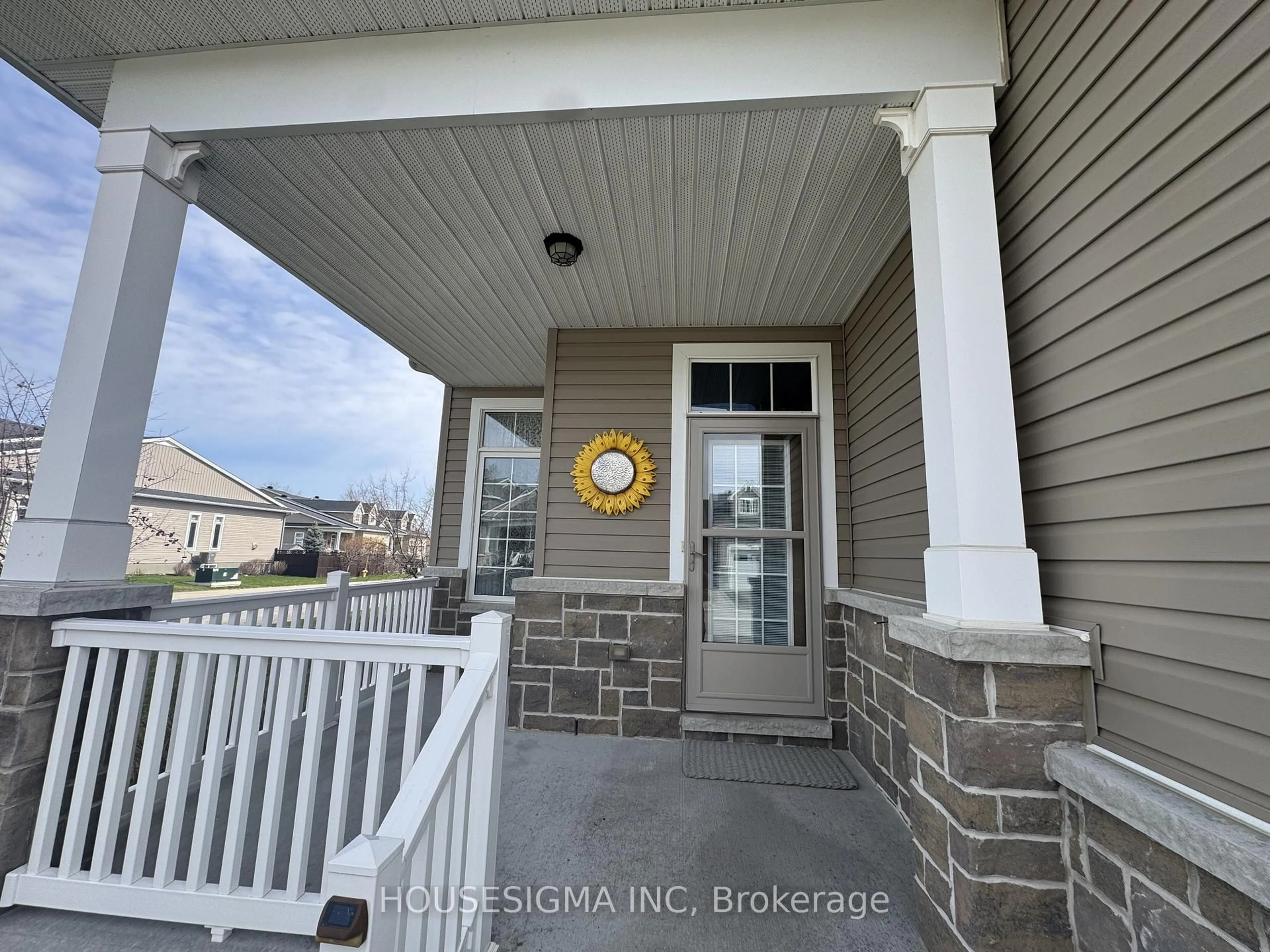 Indoor entryway for 193 Oxford St, North Grenville Ontario K0G 1J0