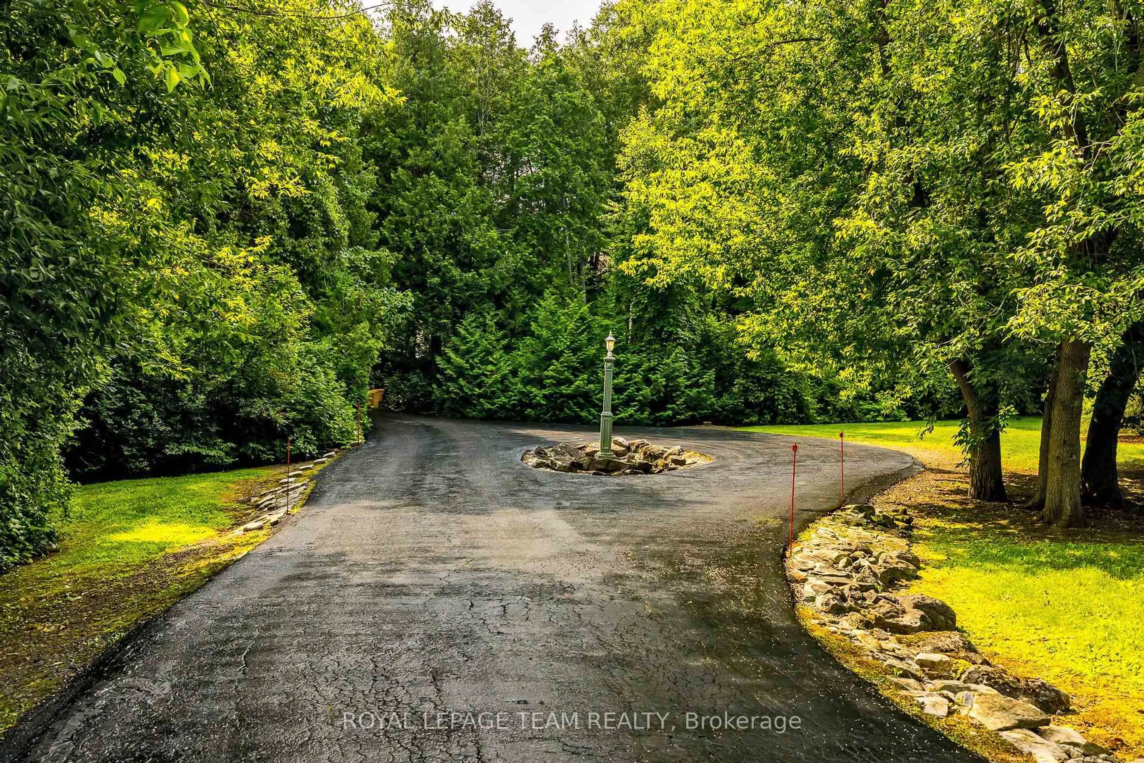 A pic from outside/outdoor area/front of a property/back of a property/a pic from drone, unknown for 6196 Deermeadow Dr, Ottawa Ontario K4P 1M9