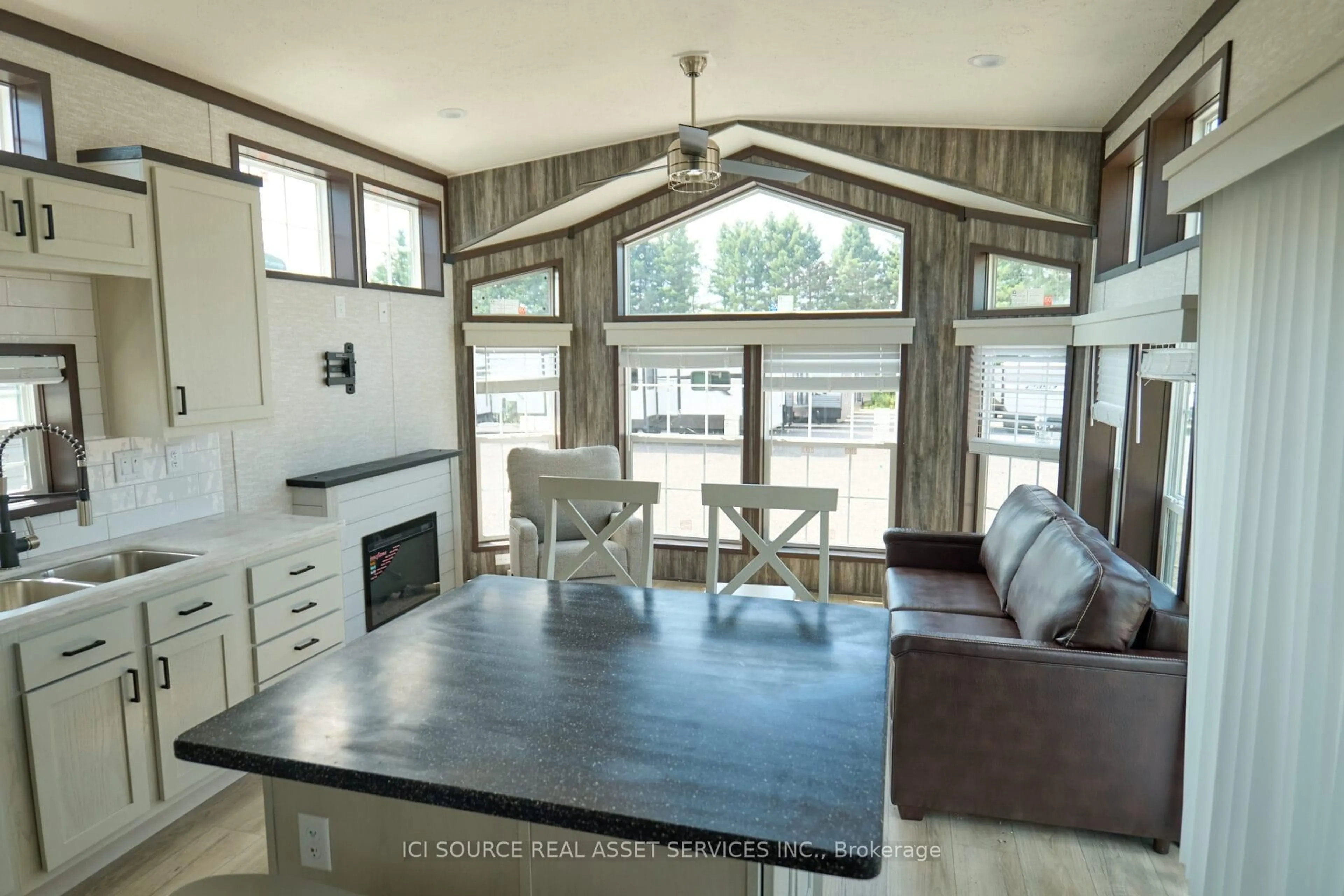 Open concept kitchen, wood/laminate floor for 1082 Shamrock Marina Rd #LGTHS, Gravenhurst Ontario P0E 1N0