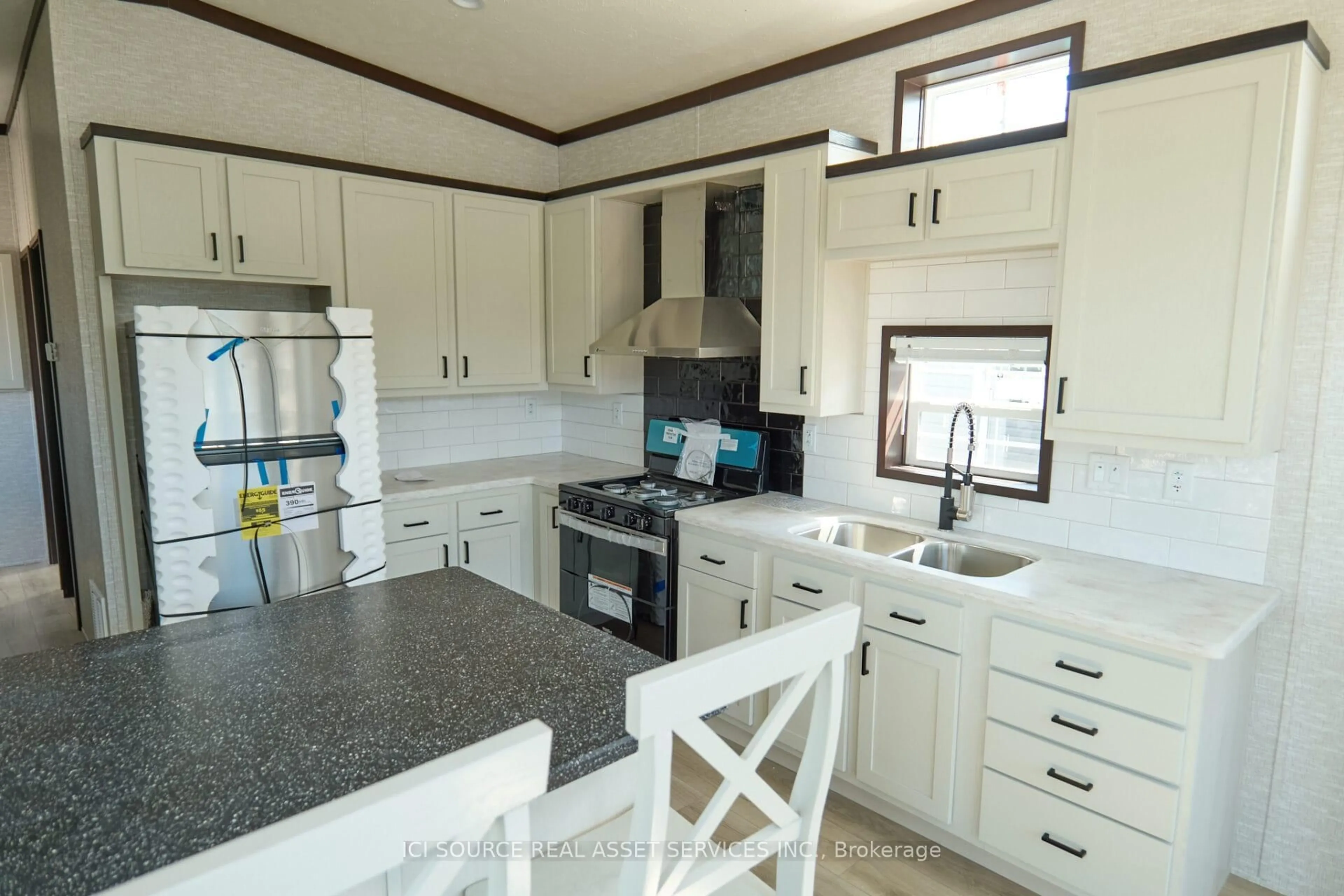 Open concept kitchen, unknown for 1082 Shamrock Marina Rd #LGTHS, Gravenhurst Ontario P0E 1N0