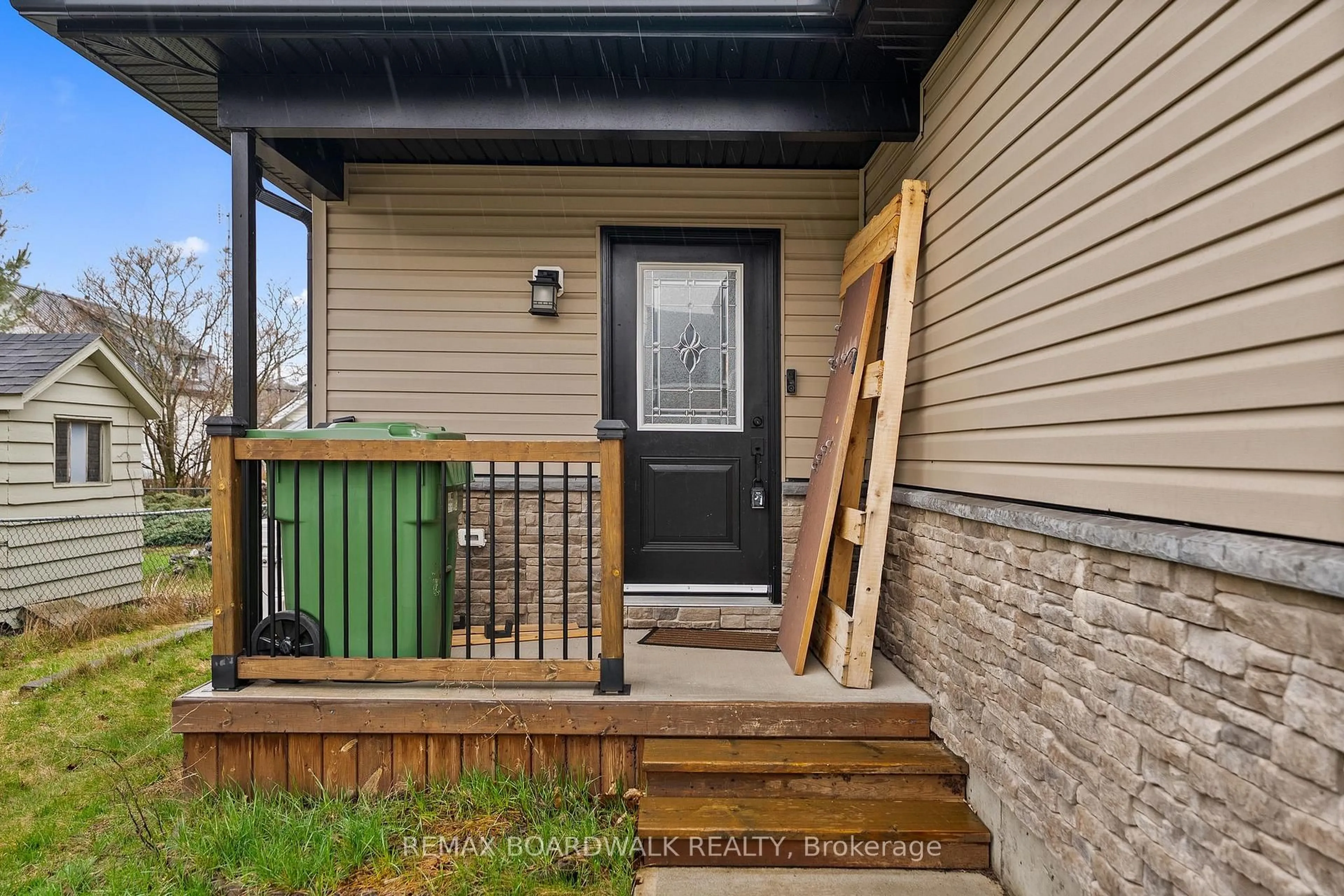 Indoor entryway for 32 David St #A, Edwardsburgh/Cardinal Ontario K0E 1X0
