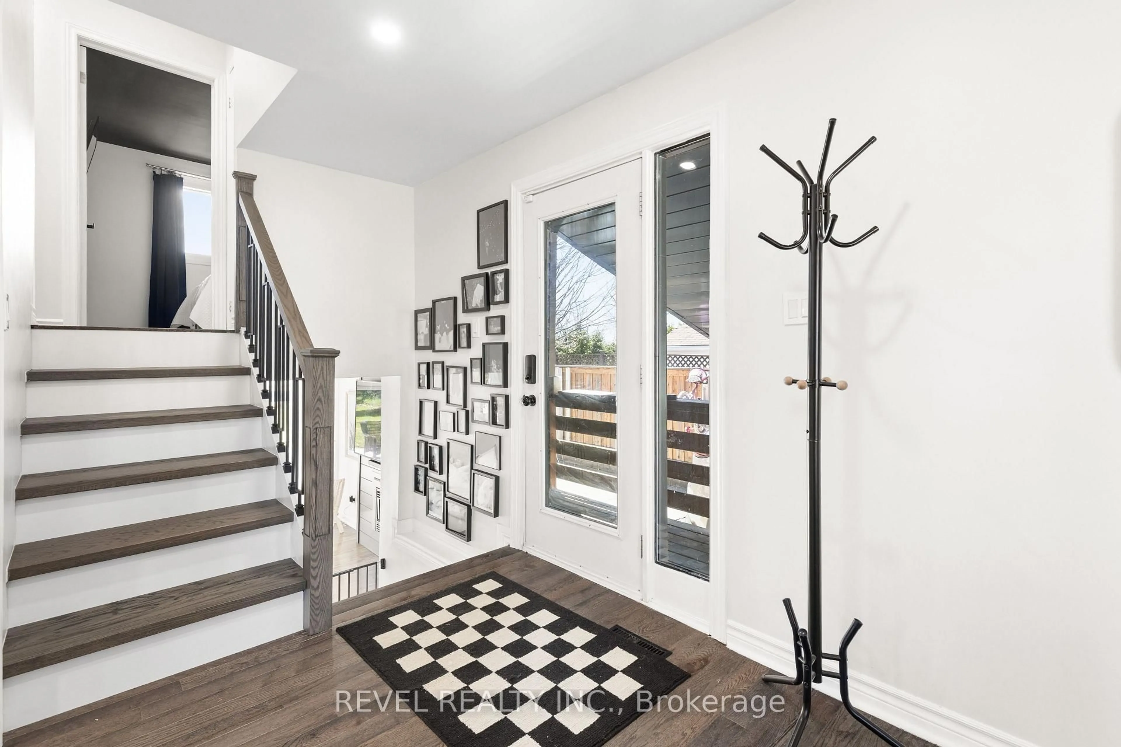 Indoor entryway for 25 Riverview Rd, Kawartha Lakes Ontario K9V 1B2