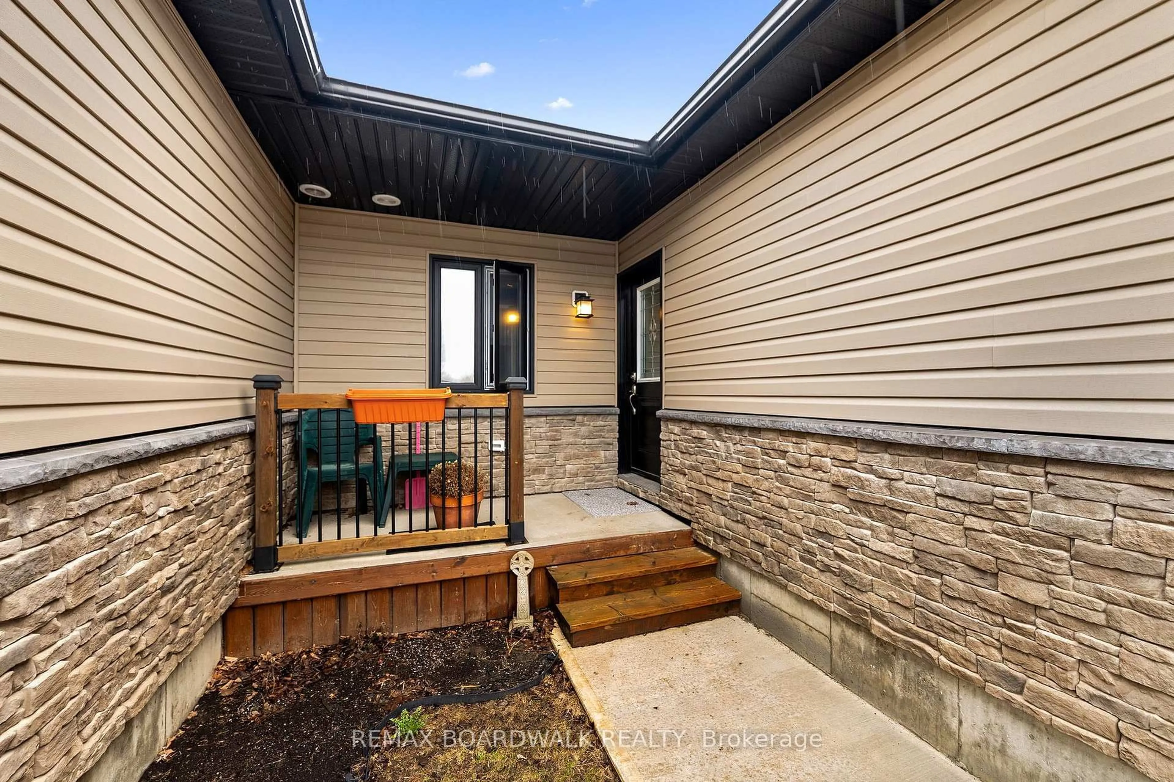Indoor entryway for 32 David St #B, Edwardsburgh/Cardinal Ontario K0E 1X0