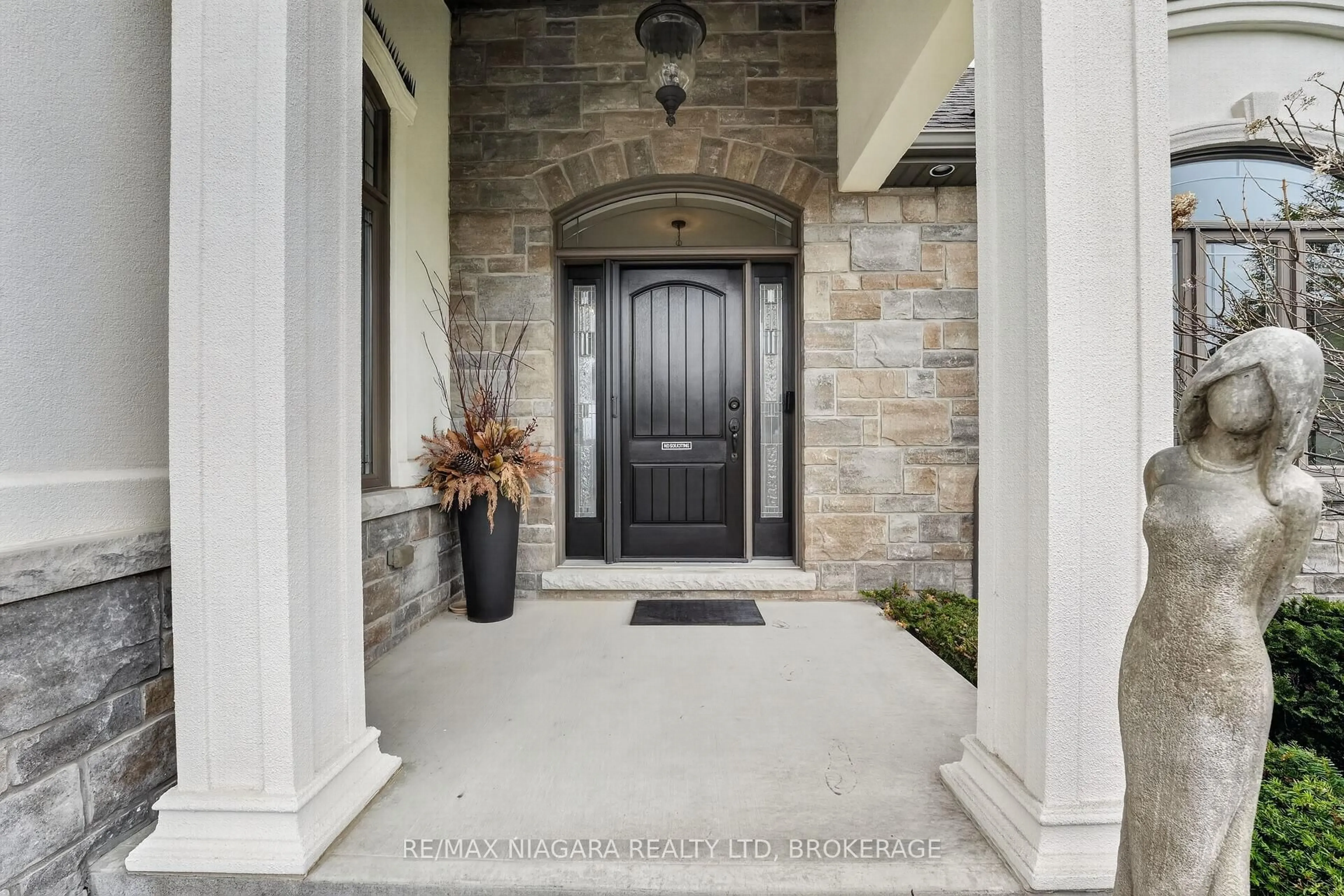 Indoor entryway for 60 Mackenzie King Ave, St. Catharines Ontario L2P 0E1