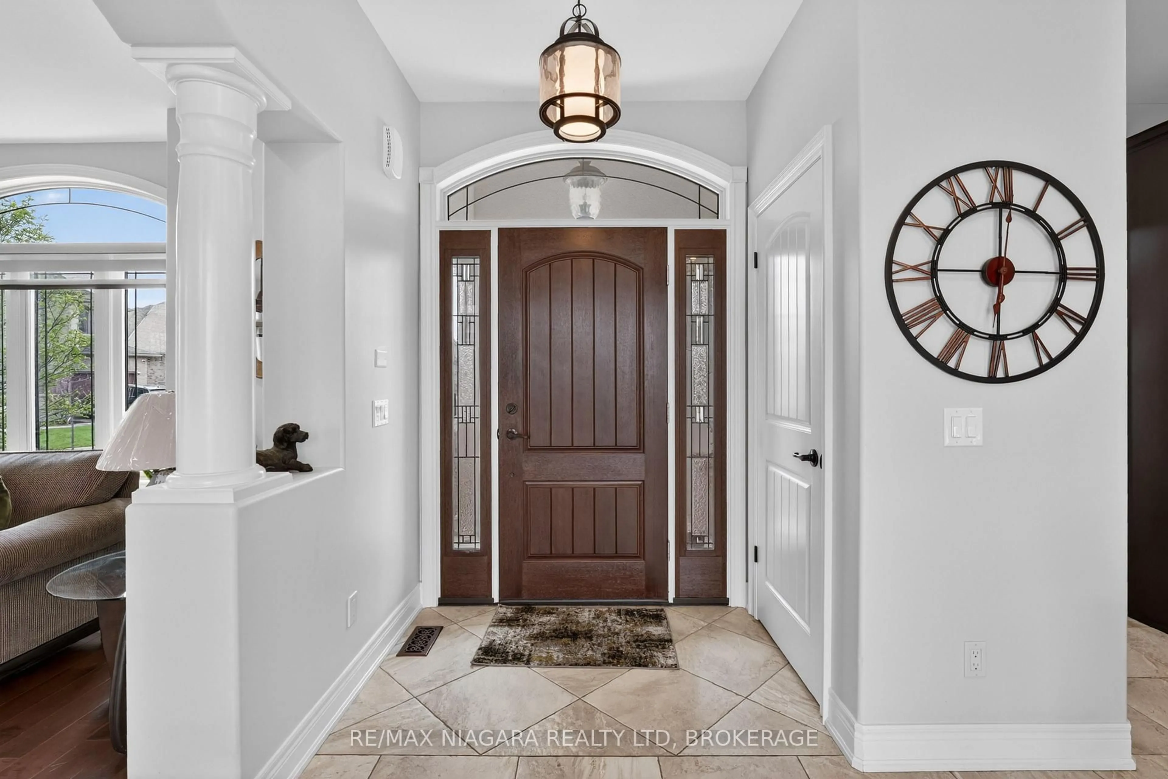 Indoor entryway for 60 Mackenzie King Ave, St. Catharines Ontario L2P 0E1