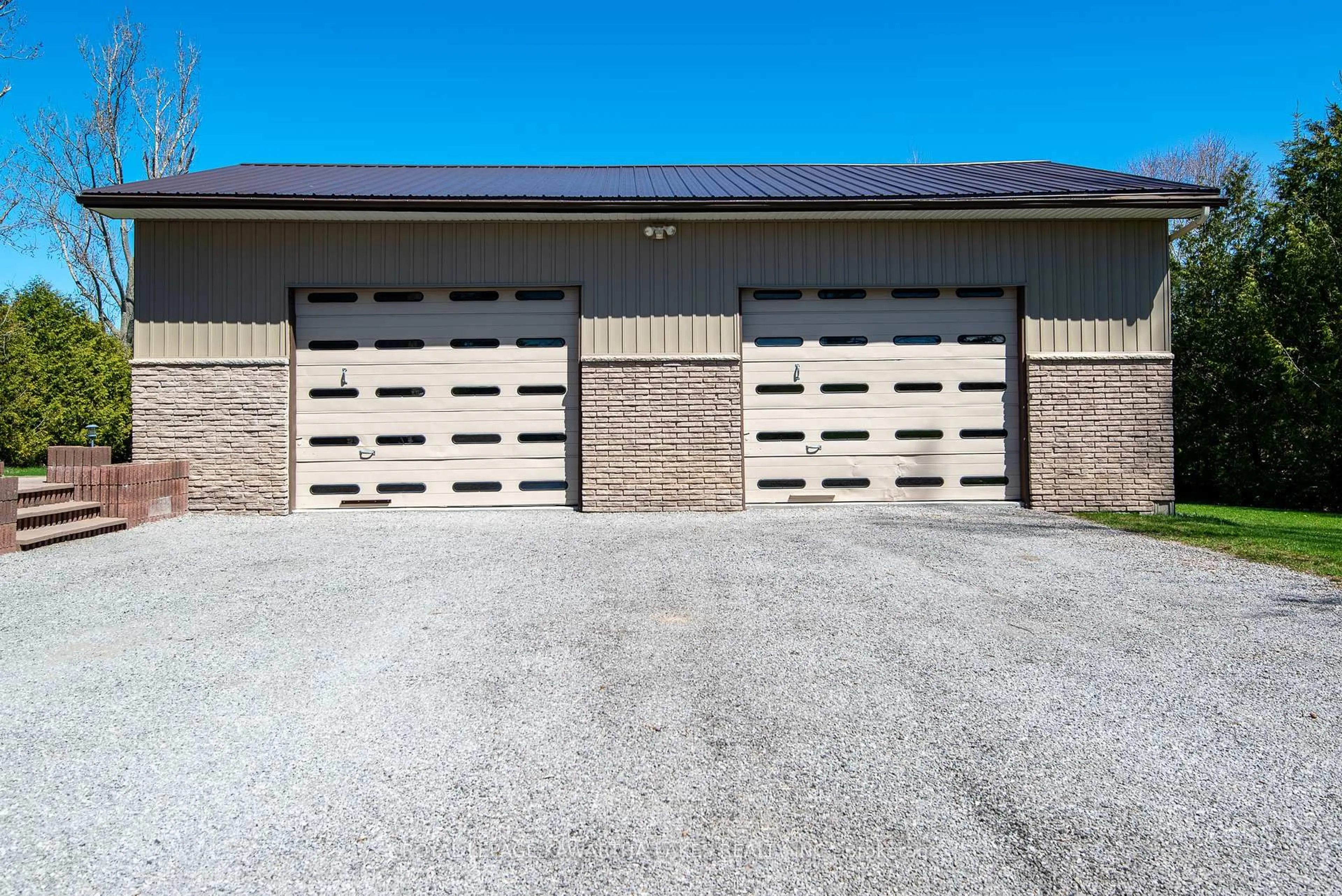Indoor garage for 328 Cedar Glen Rd, Kawartha Lakes Ontario K0M 1L0