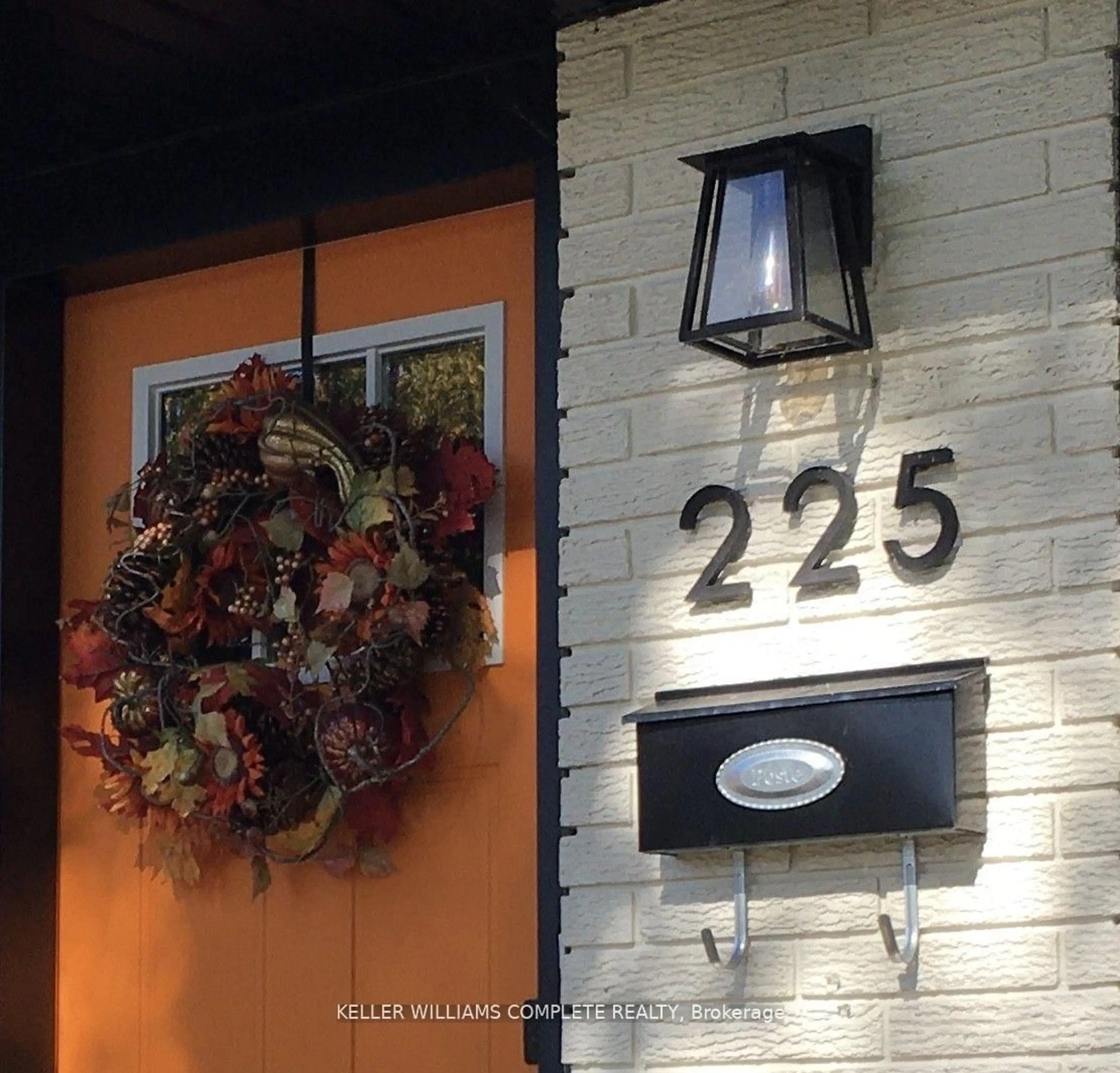 Indoor entryway for 225 Henrietta St, Fort Erie Ontario L2A 2K6