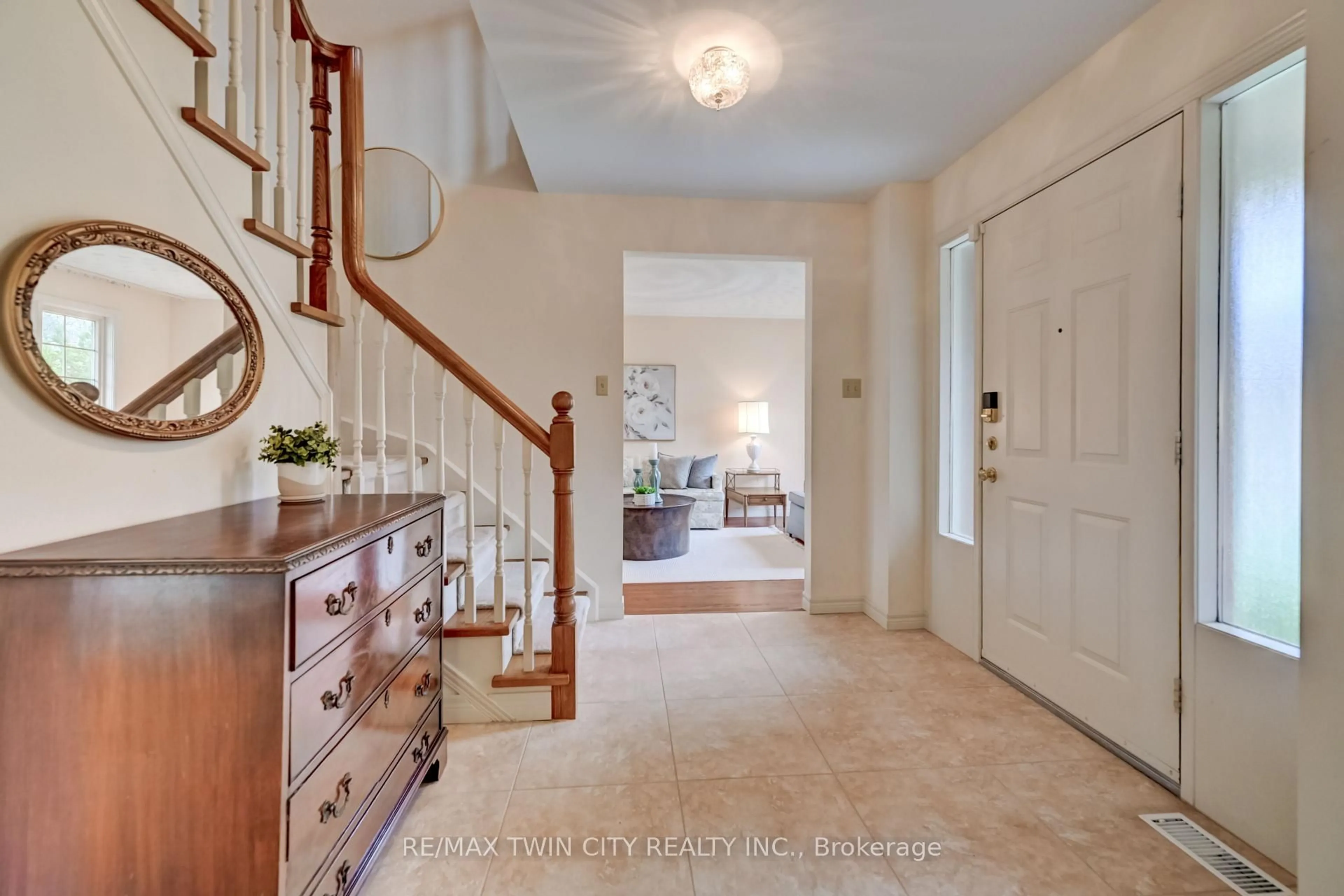 Indoor entryway for 285 Magnolia Pl, Waterloo Ontario N2V 2A3