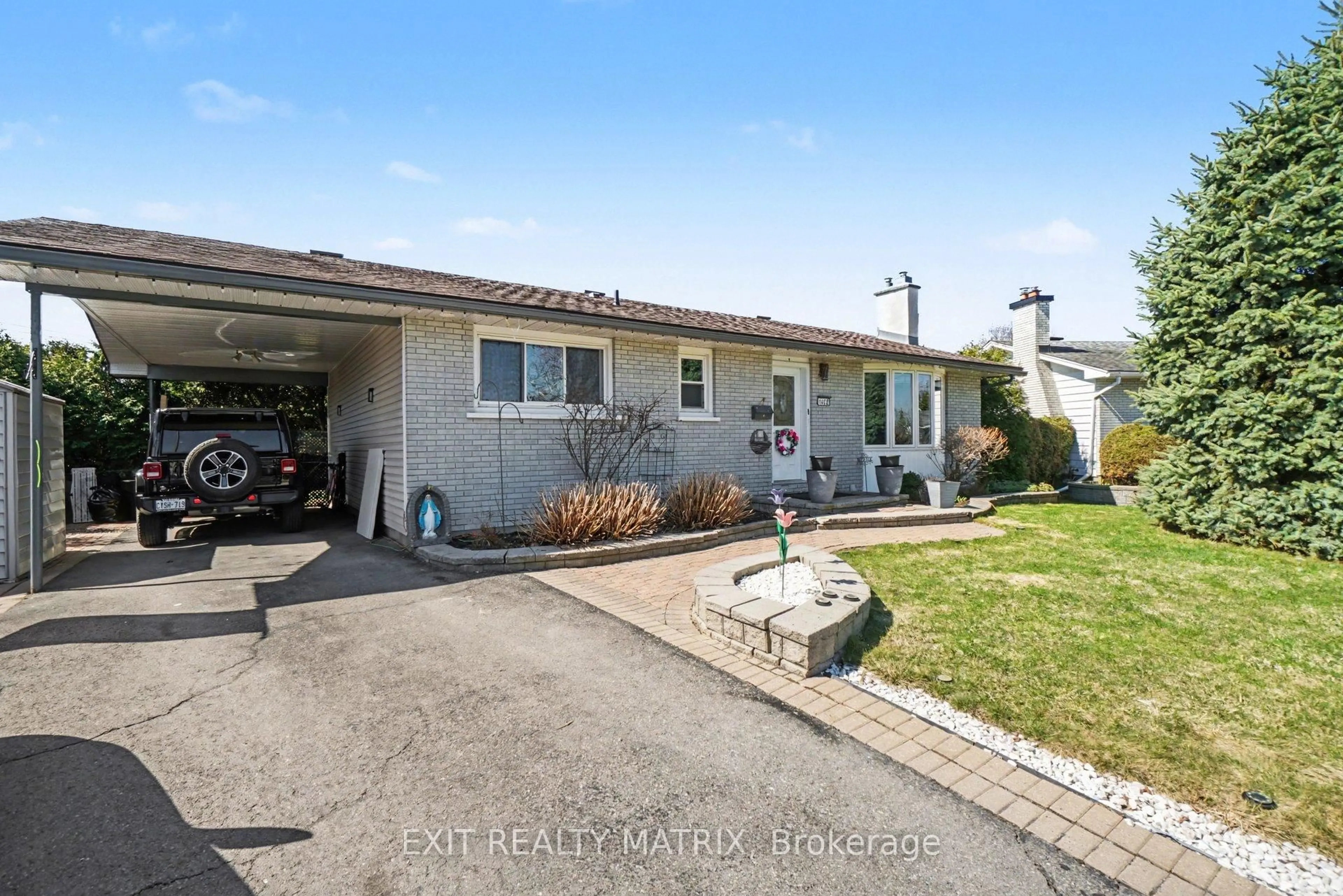 A pic from outside/outdoor area/front of a property/back of a property/a pic from drone, street for 1402 Jamison Ave, Orleans Ontario K1E 1J5