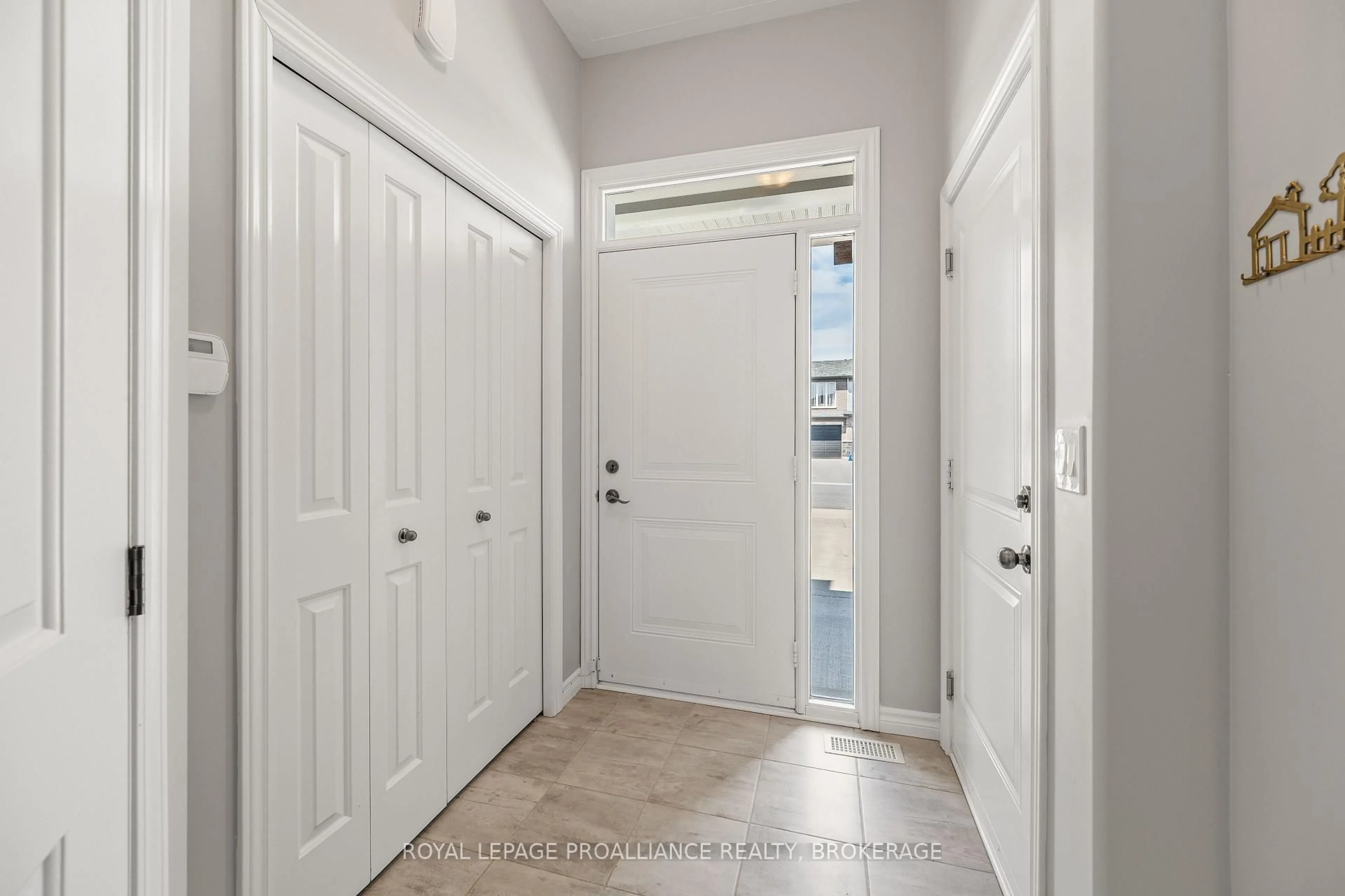 Indoor entryway for 1456 Monarch Dr, Kingston Ontario K7P 0H4