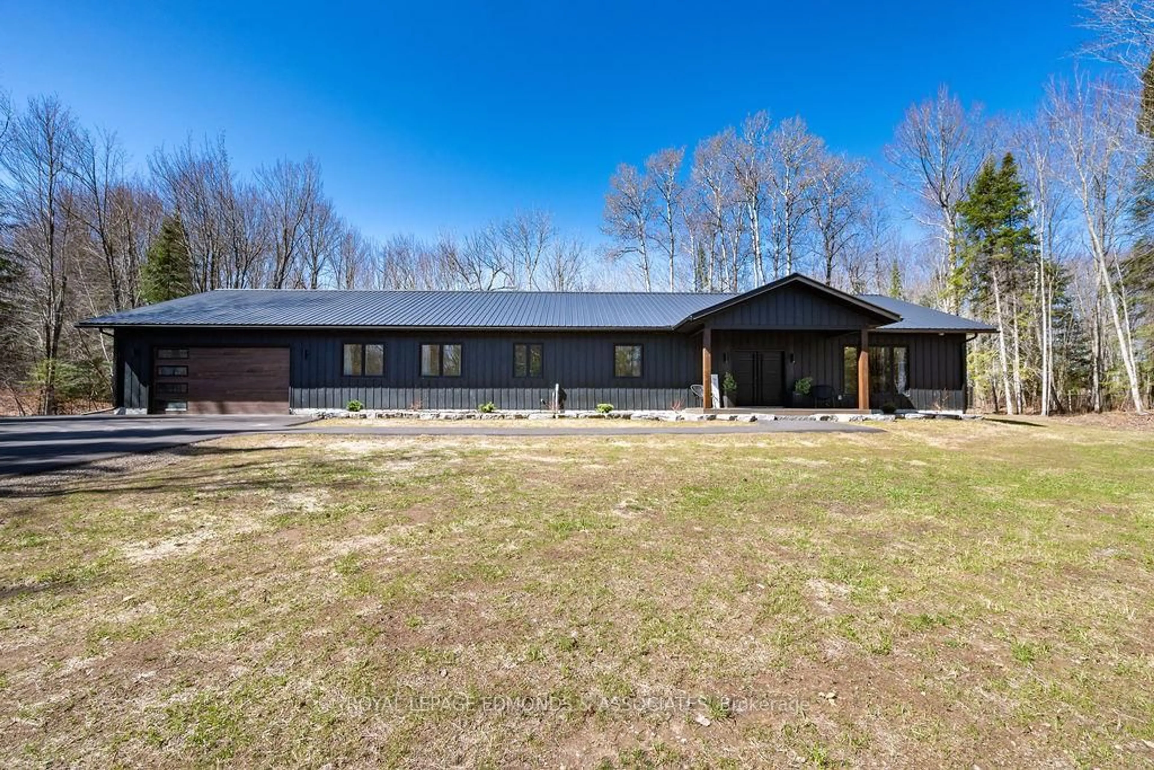 A pic from outside/outdoor area/front of a property/back of a property/a pic from drone, building for 151 Sufian St, Pembroke Ontario K8A 6W6