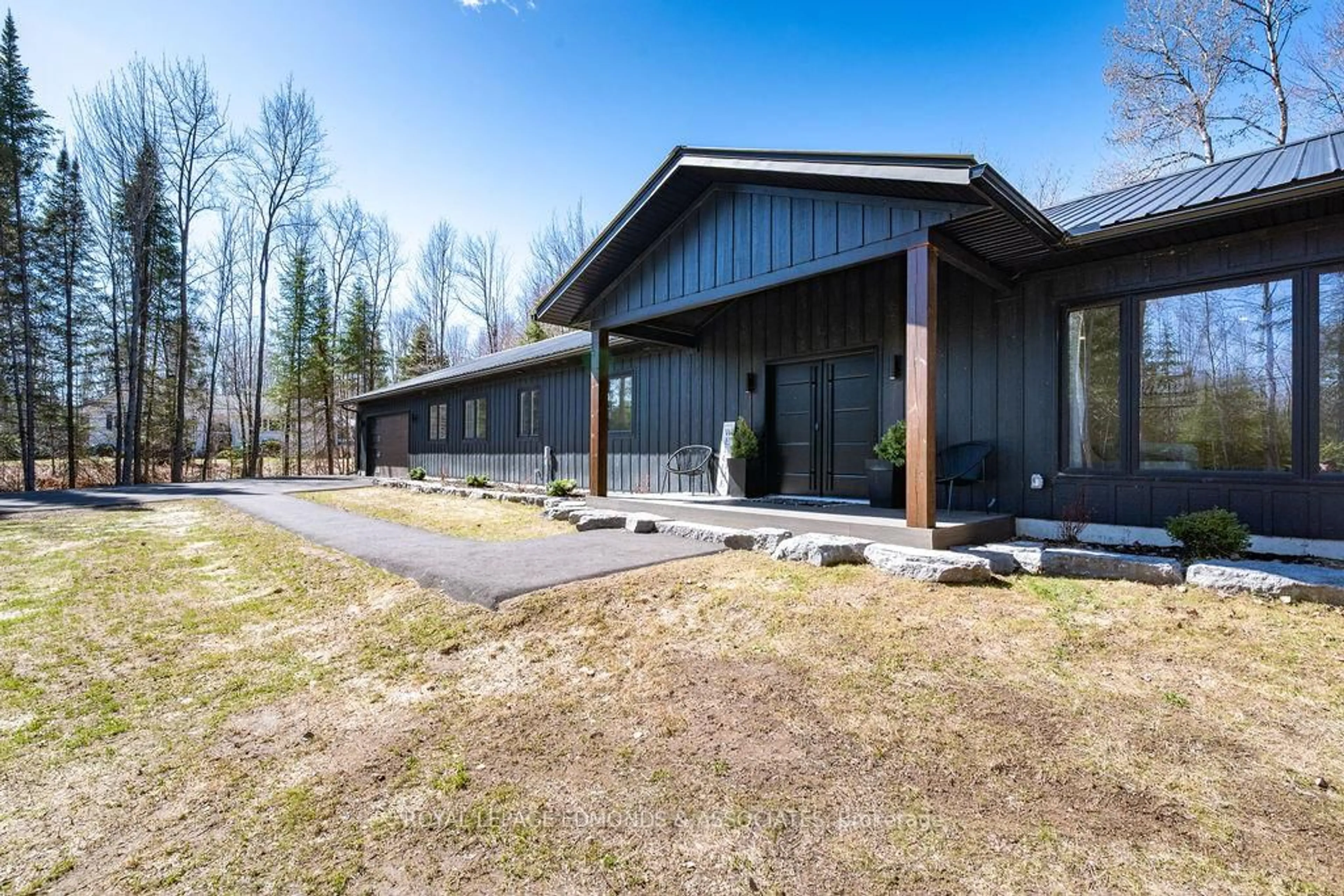 Patio, mountain view for 151 Sufian St, Pembroke Ontario K8A 6W6