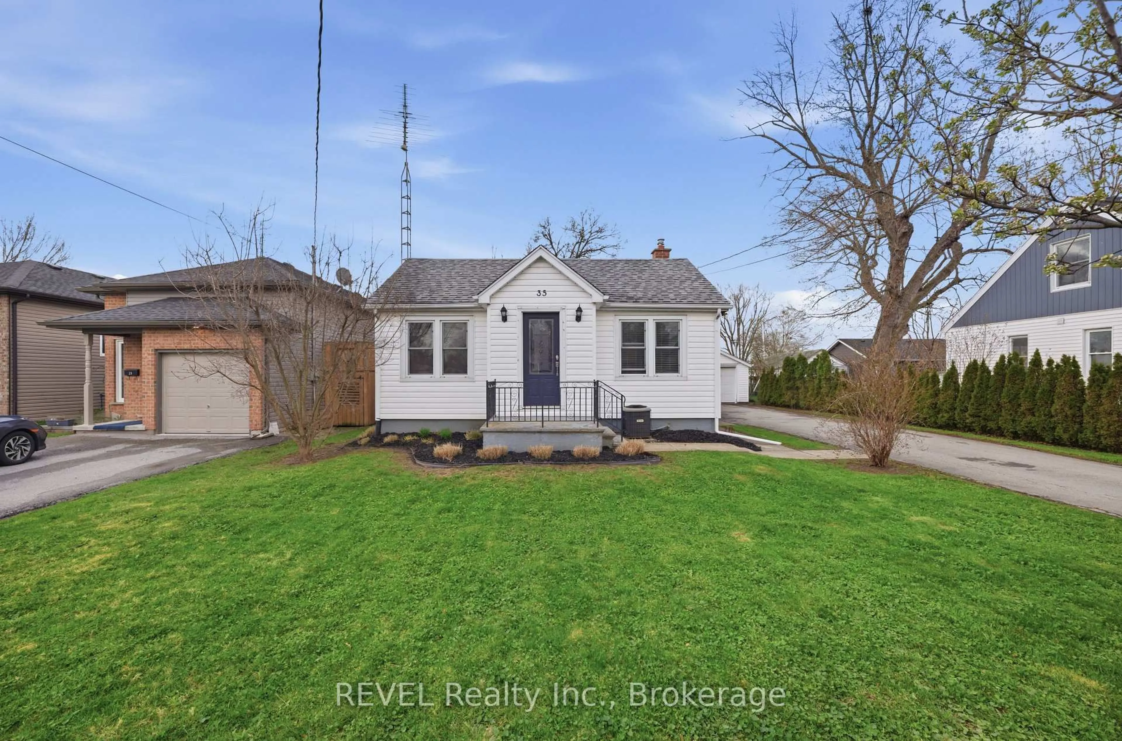 A pic from outside/outdoor area/front of a property/back of a property/a pic from drone, street for 35 Hatter Ave, Welland Ontario L3C 3P4