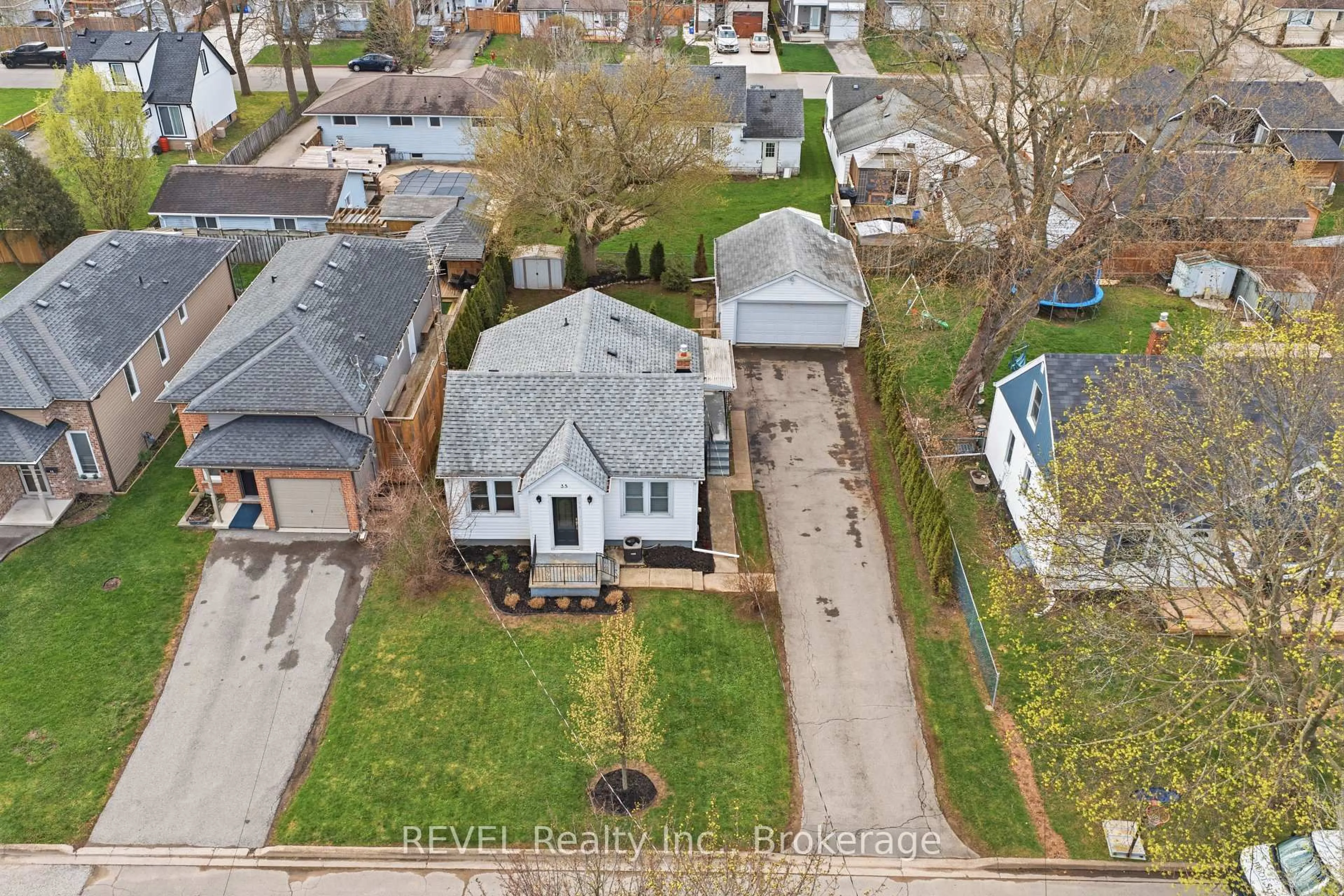 A pic from outside/outdoor area/front of a property/back of a property/a pic from drone, street for 35 Hatter Ave, Welland Ontario L3C 3P4