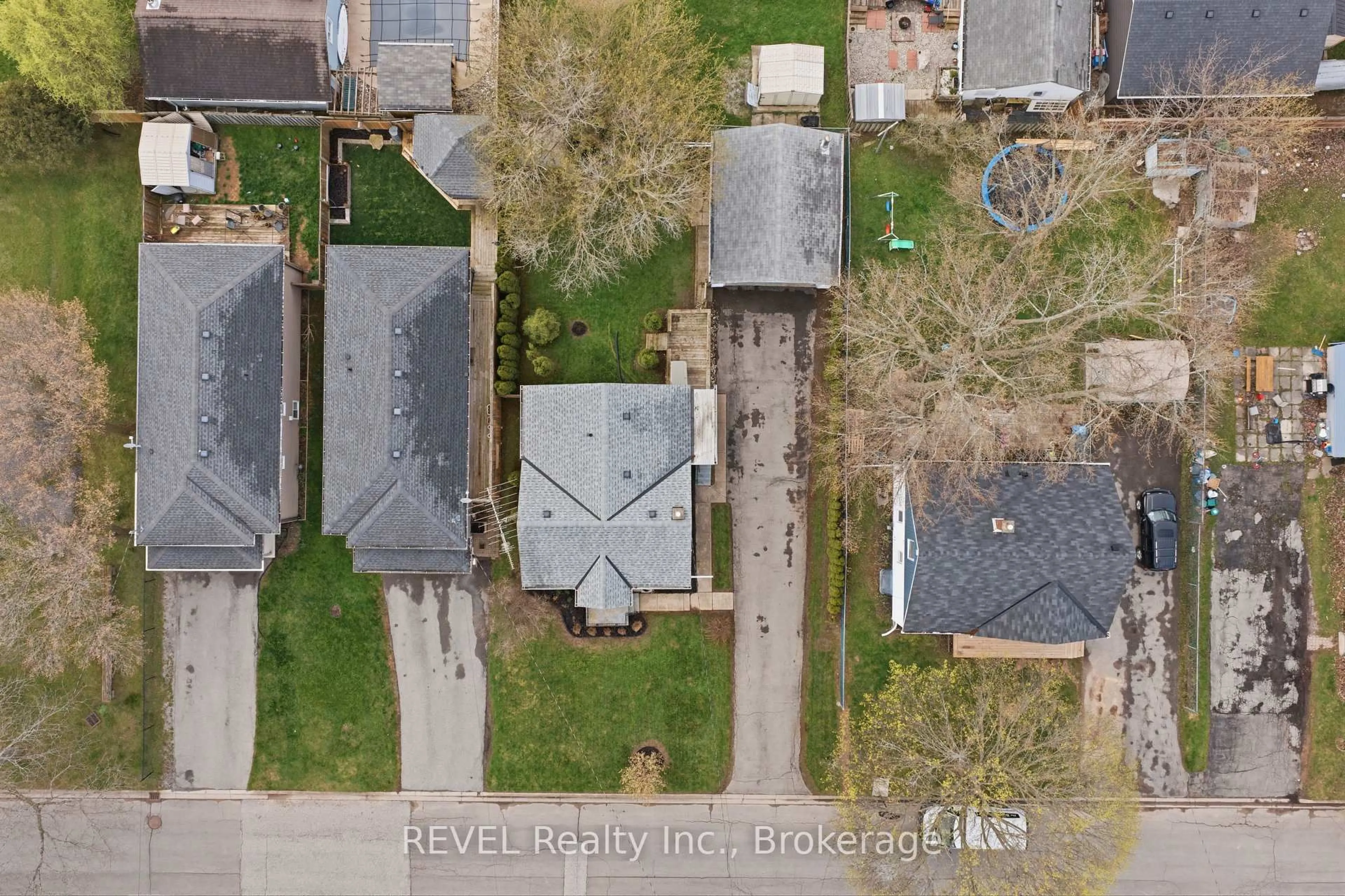 A pic from outside/outdoor area/front of a property/back of a property/a pic from drone, street for 35 Hatter Ave, Welland Ontario L3C 3P4