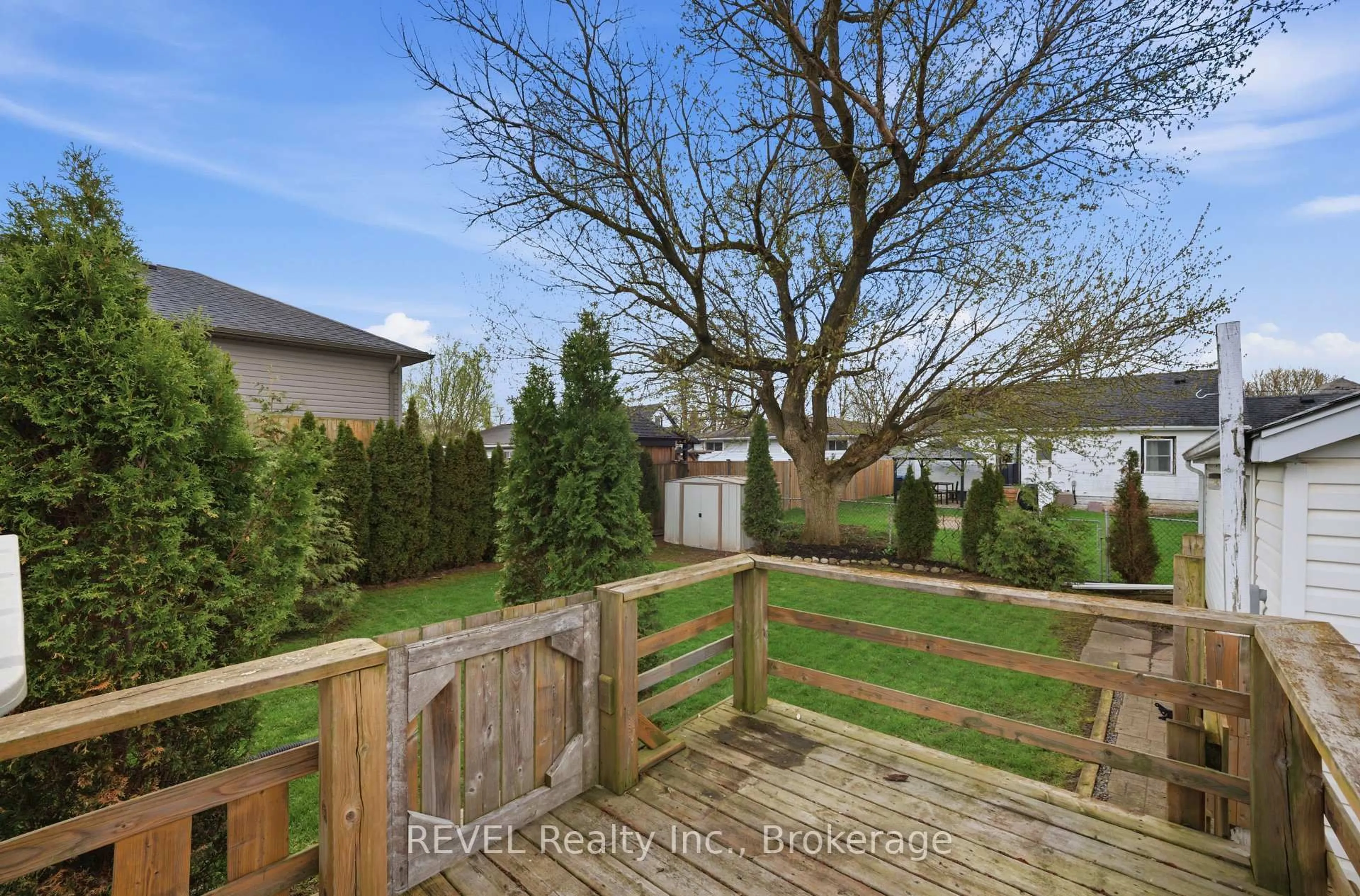 Patio, forest/trees view for 35 Hatter Ave, Welland Ontario L3C 3P4