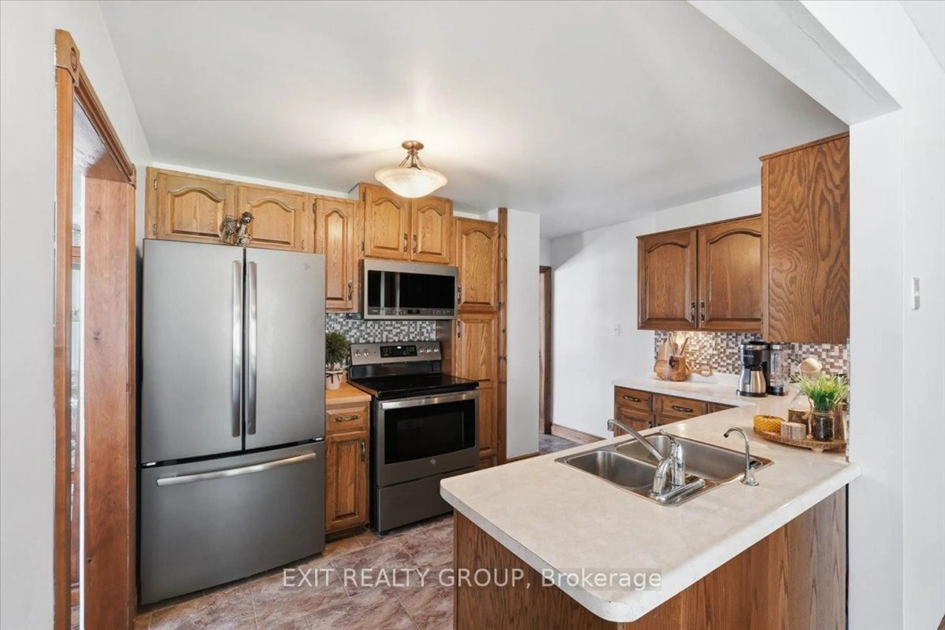 Standard kitchen, ceramic/tile floor for 188 Riverside Pkwy, Hastings Ontario K0K 2C0
