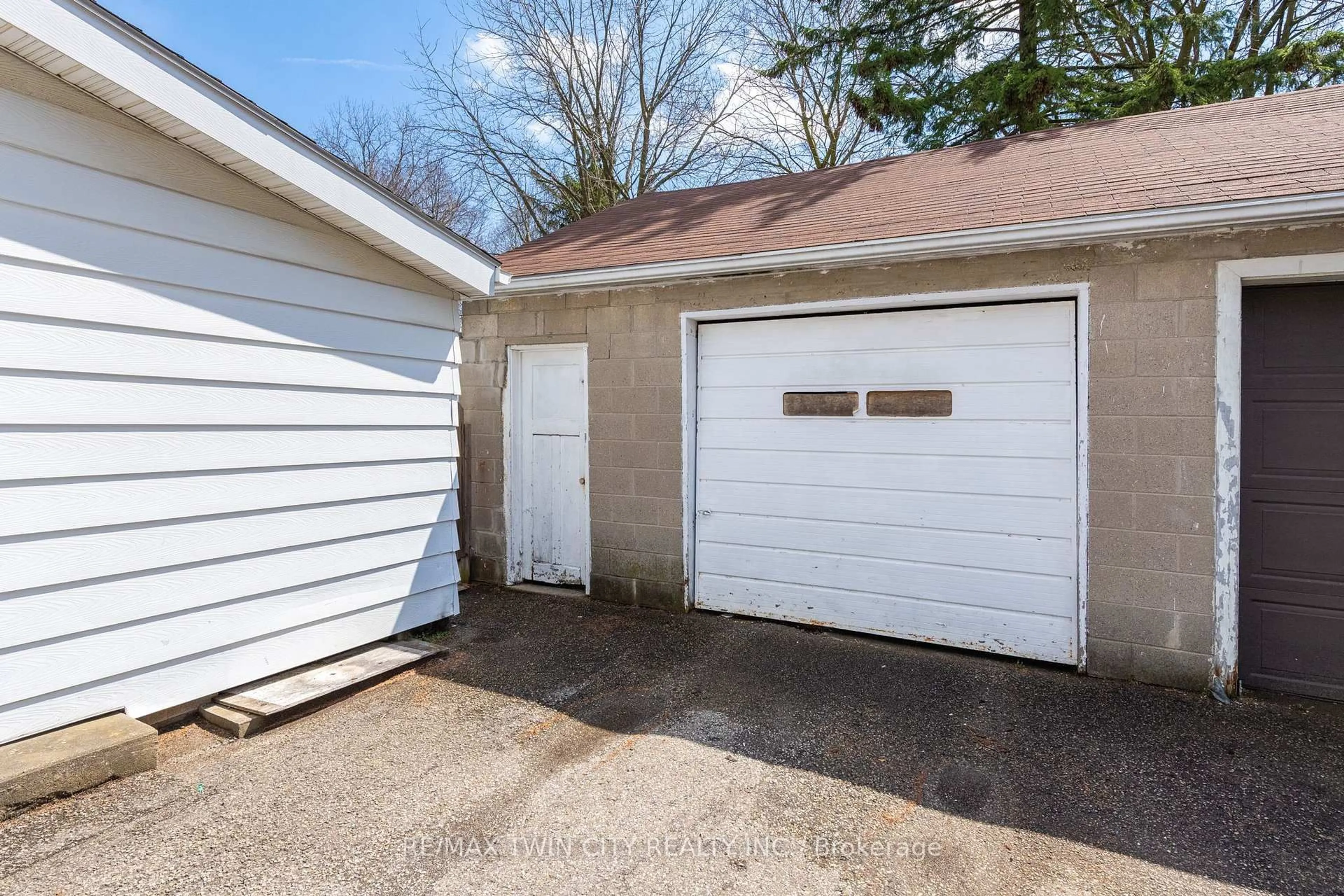 Indoor garage for 11 Gore St, Cambridge Ontario N1R 1R6